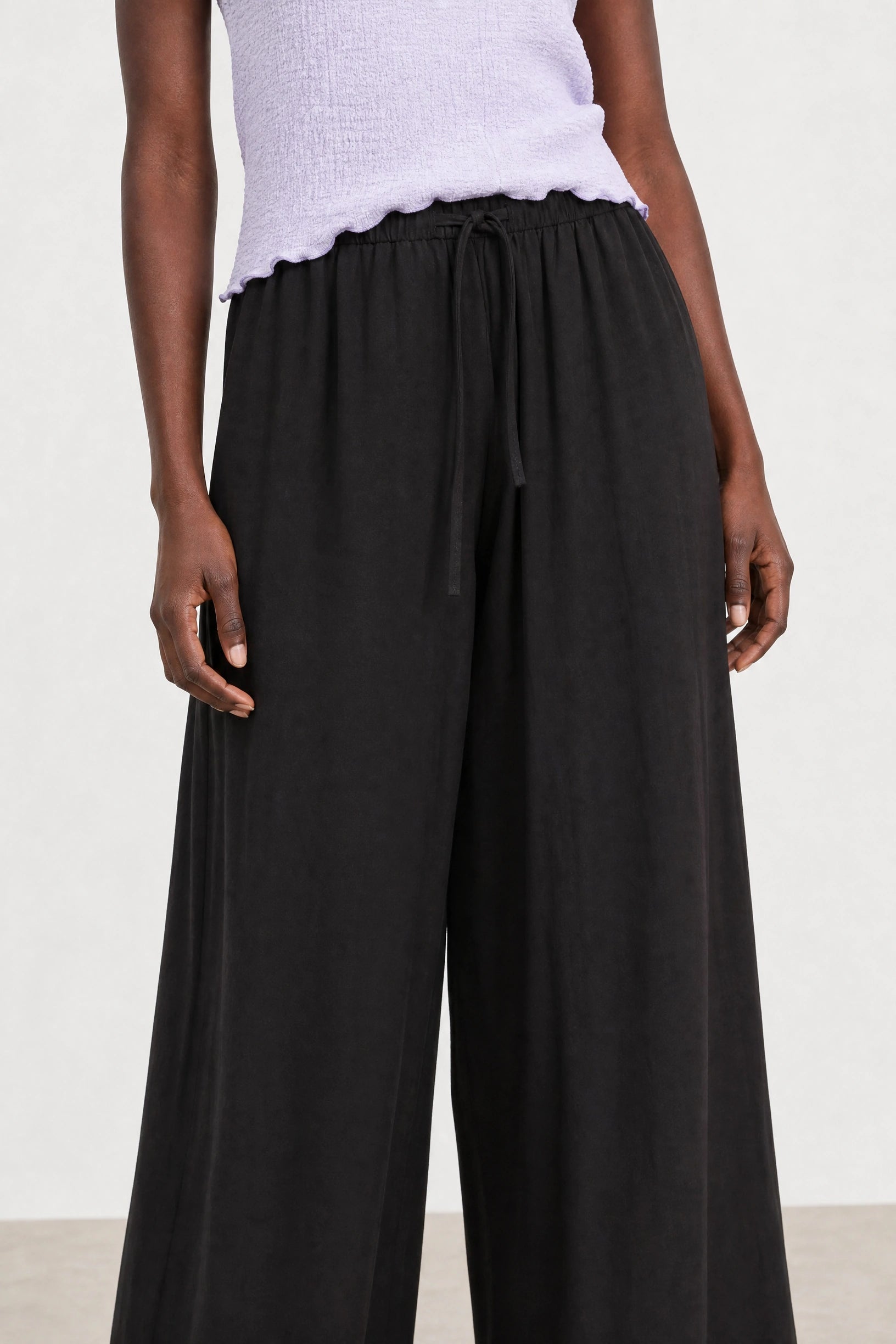 Black floaty wide leg drawstring trousers_3