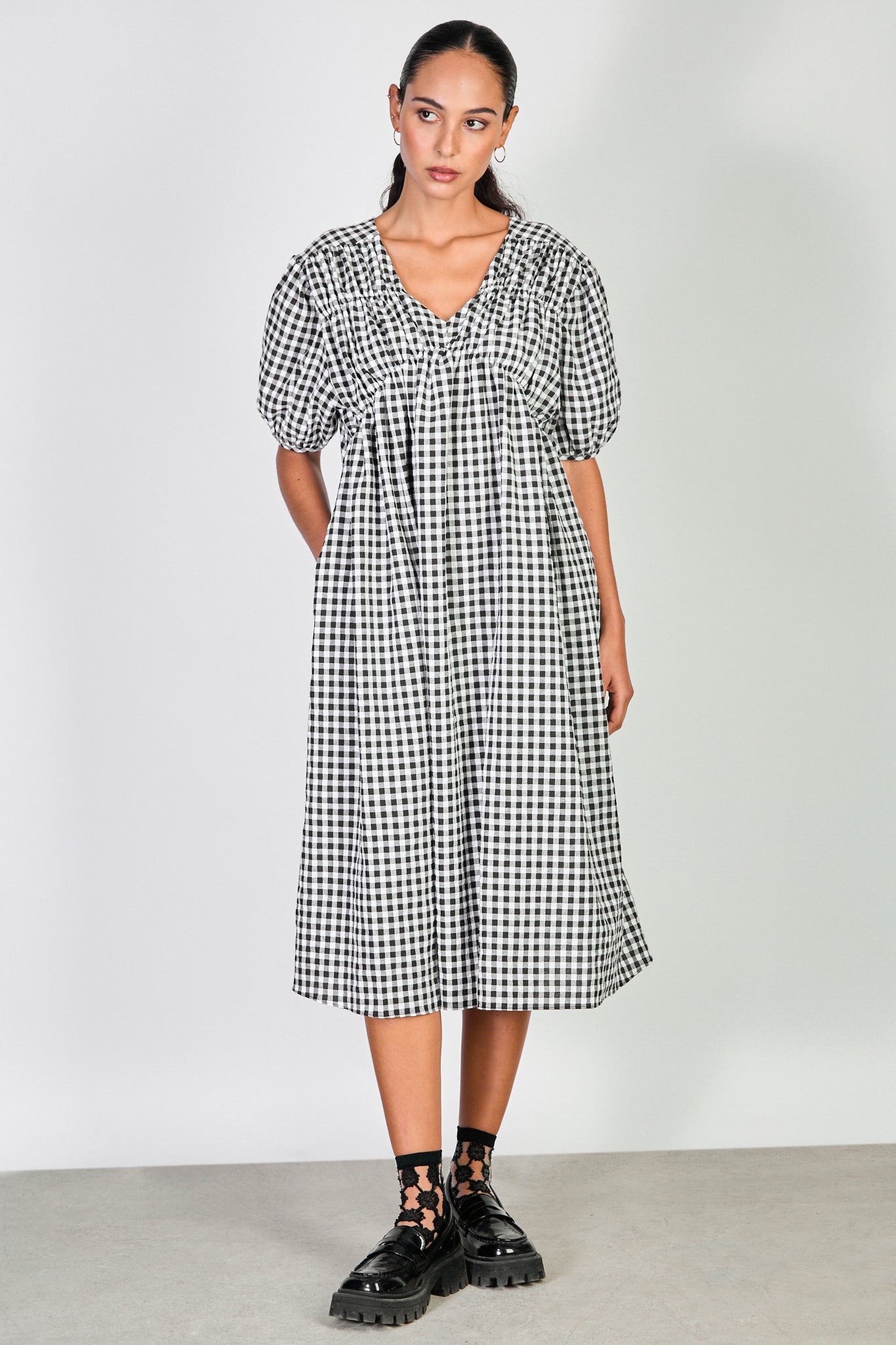 Black gingham ruched seam V neck dress_1