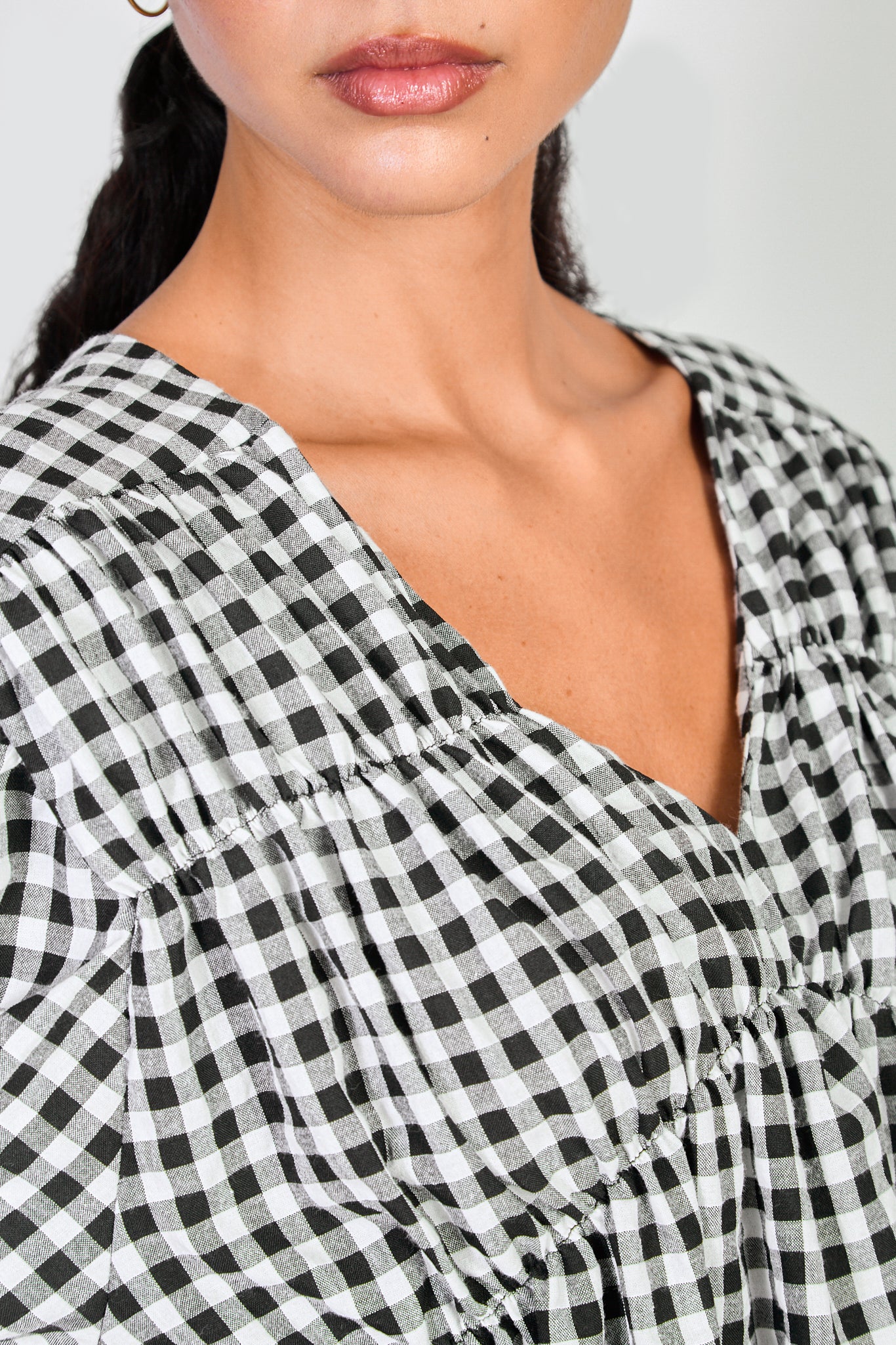 Black gingham ruched seam V neck dress_4