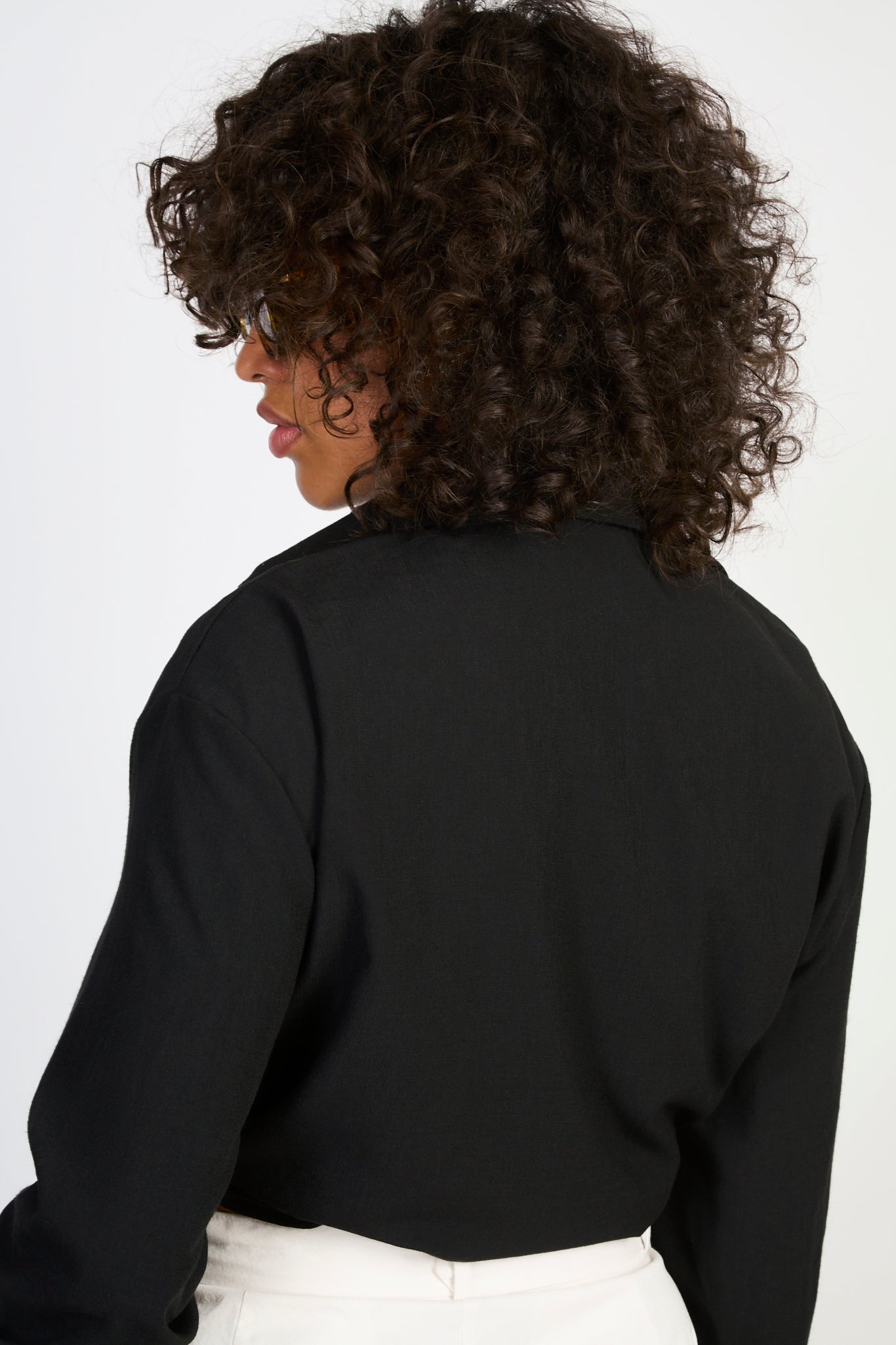 Black linen plunging tie front shirt_4
