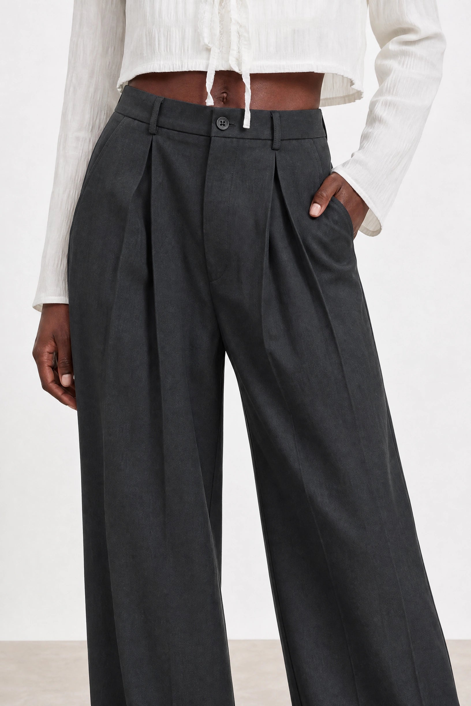Black nylon blend smart balloon leg trousers_3
