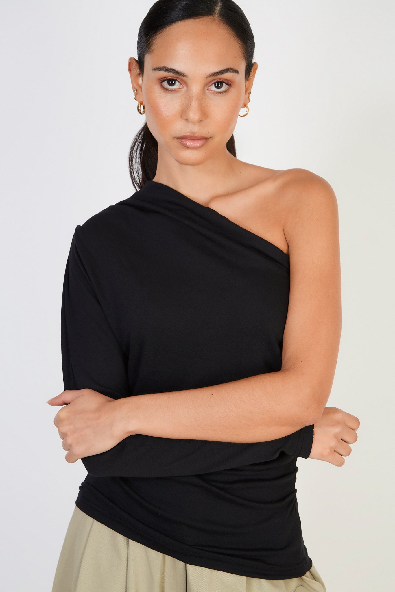 Black one shoulder jersey top_1