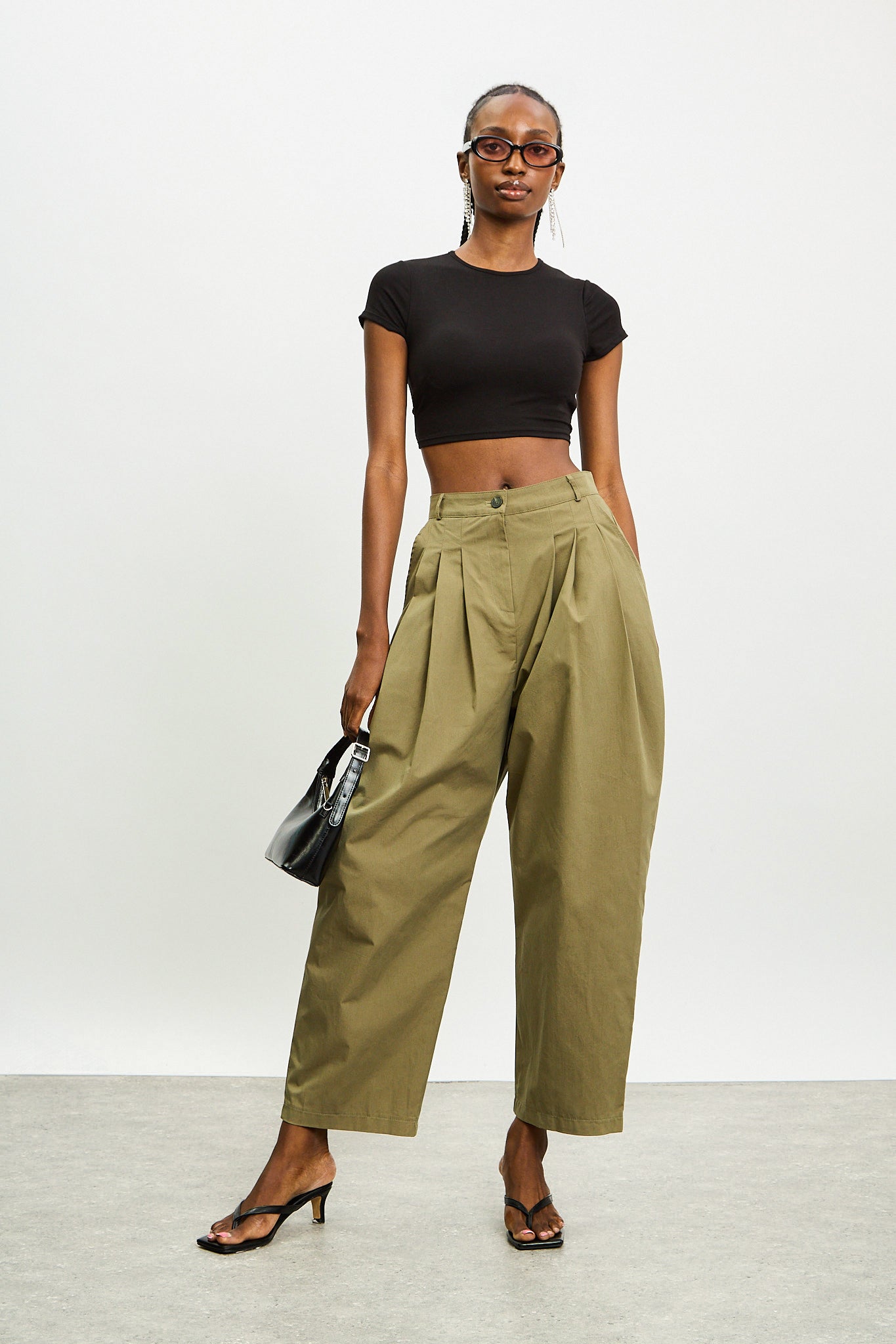 Black open cross back cropped tee_4