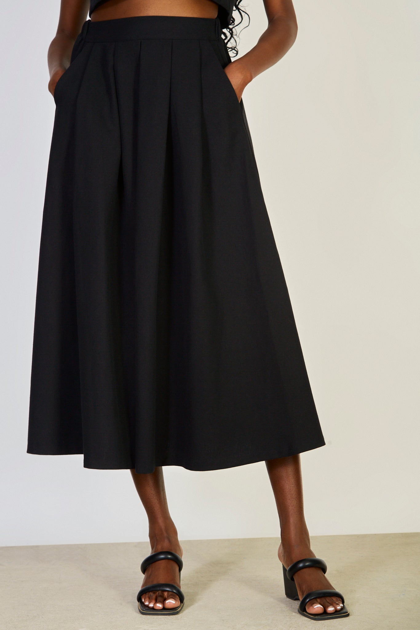Black pleated skirt_1