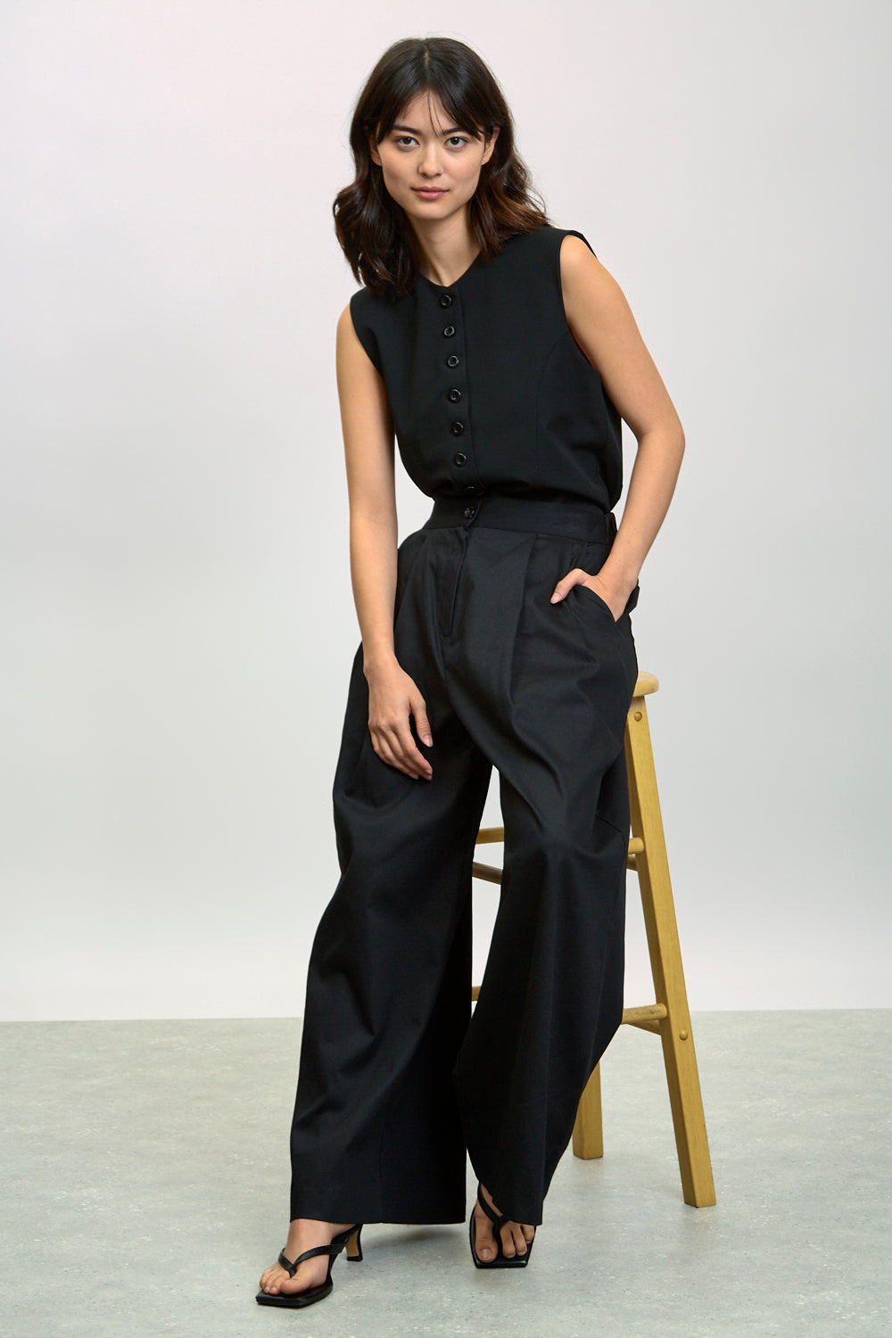 Black pleated wide leg trousers_5