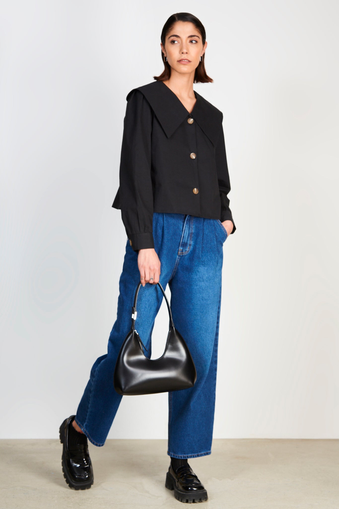 Black pointed giant collar shirt