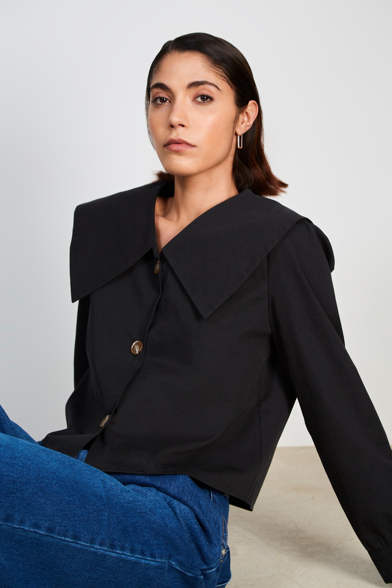 Black pointed giant collar shirt_6