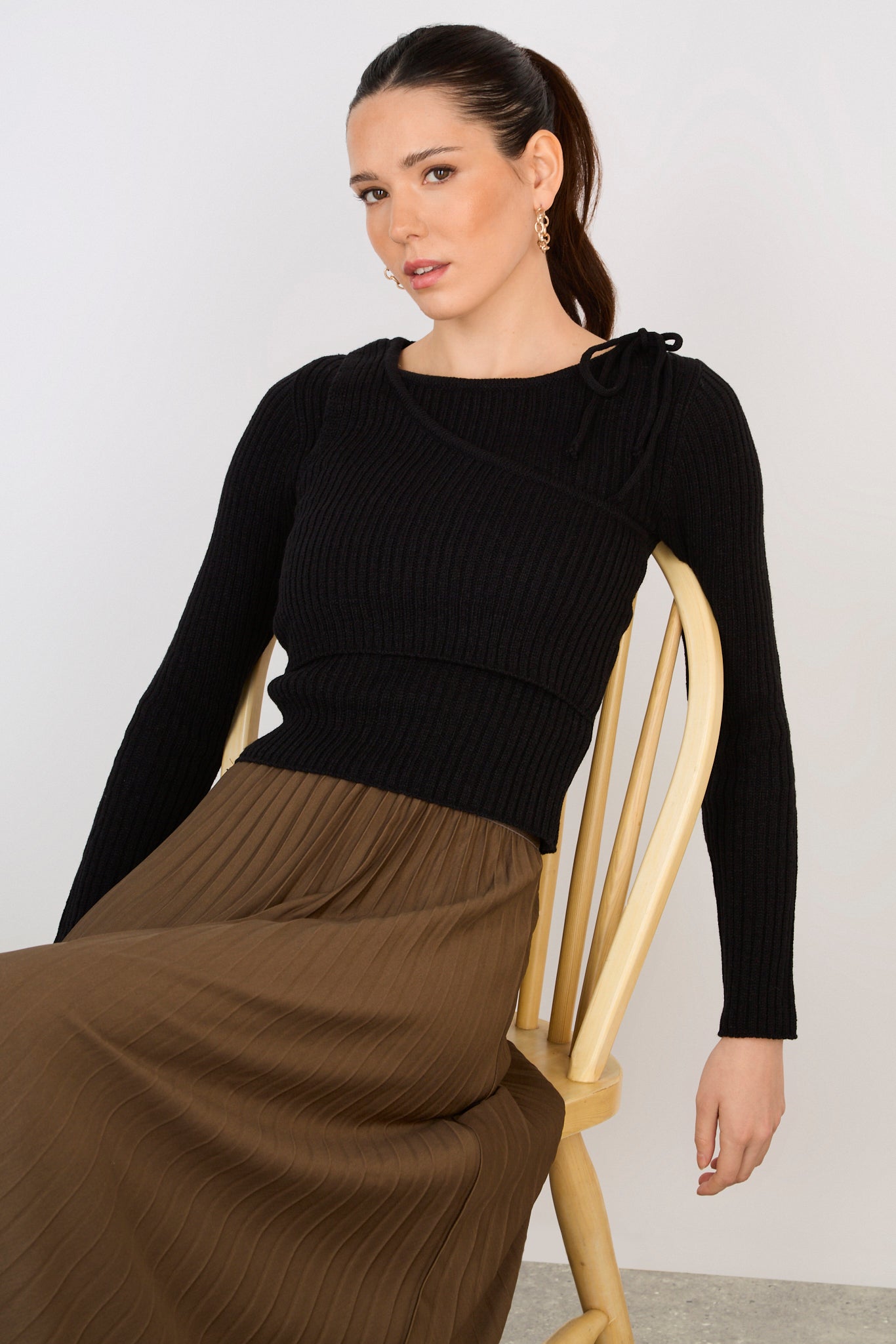 Black ribbed layered shoulder tie knit top_5
