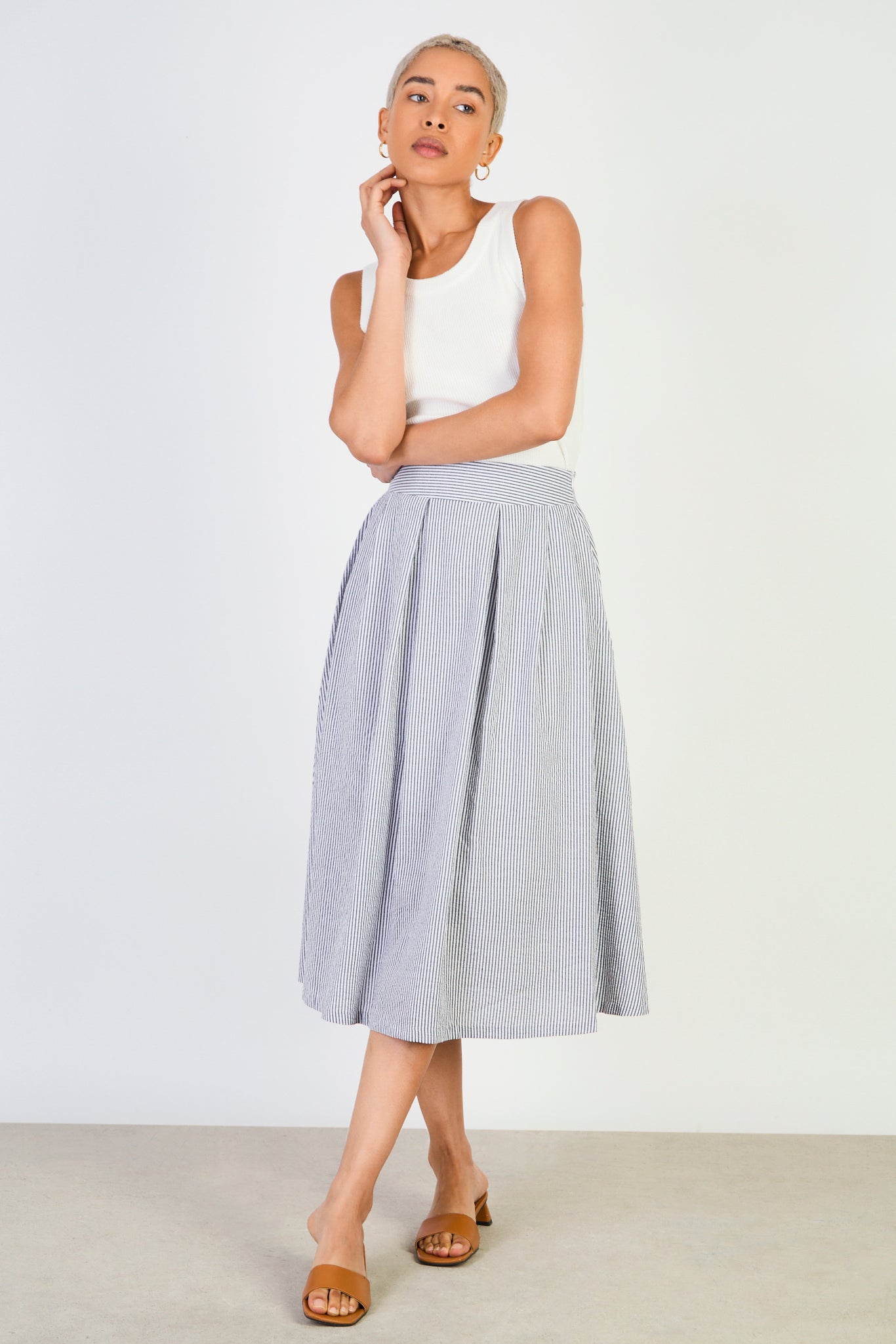 Black seersucker box pleat skirt_4