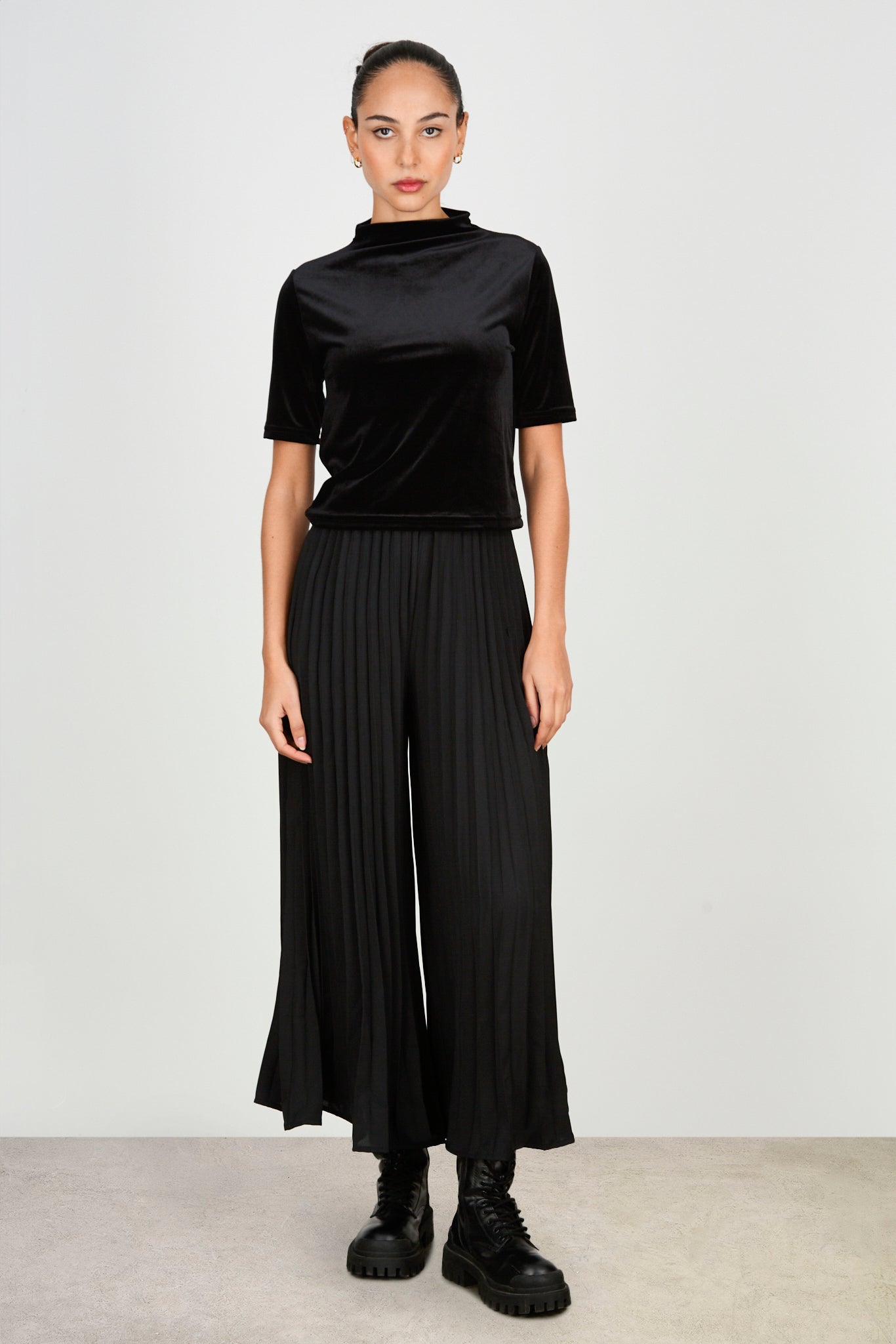 Black short sleeved velvet mock neck top_4