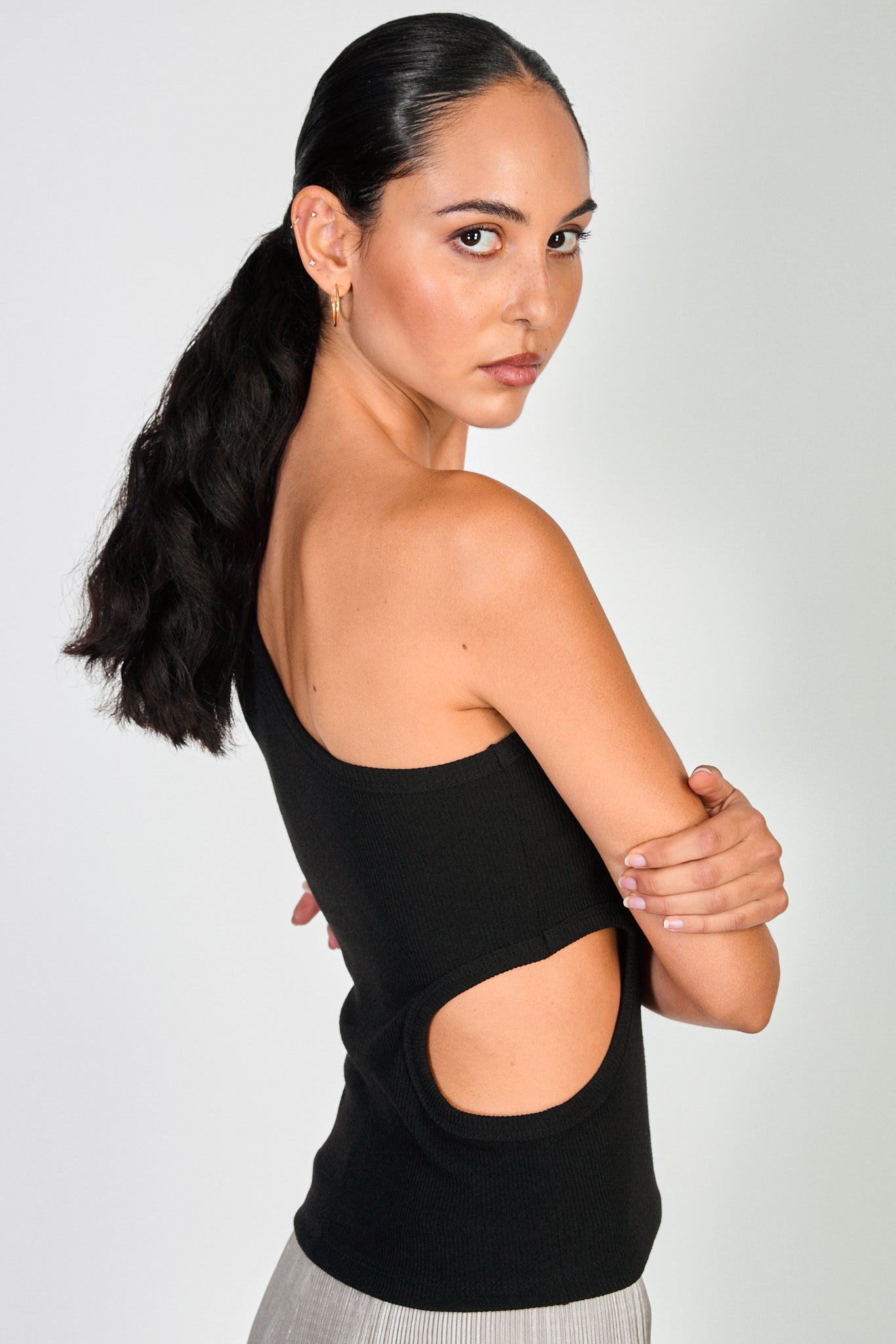 Black side peek one shoulder tank_2