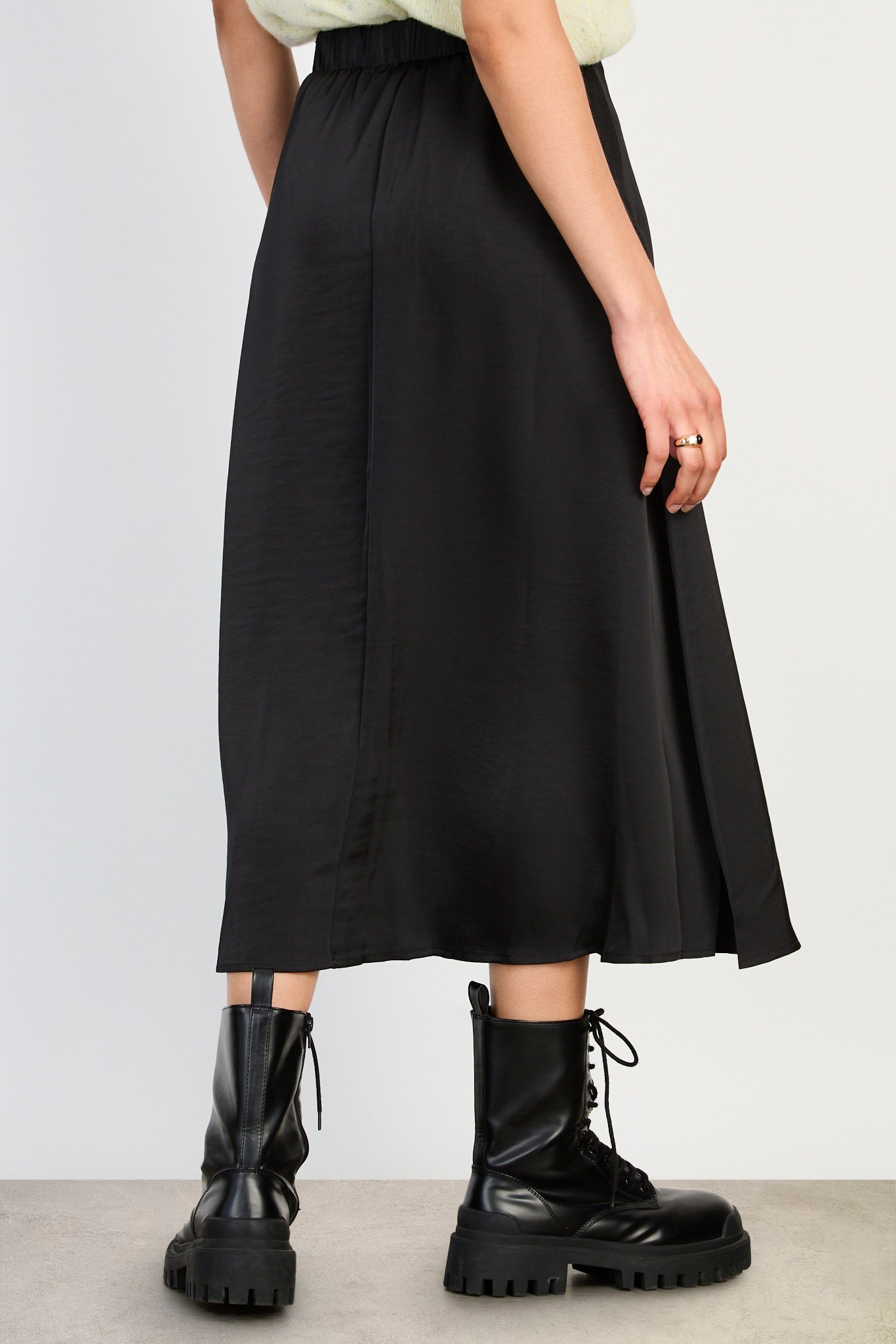 Black silky pencil skirt_2