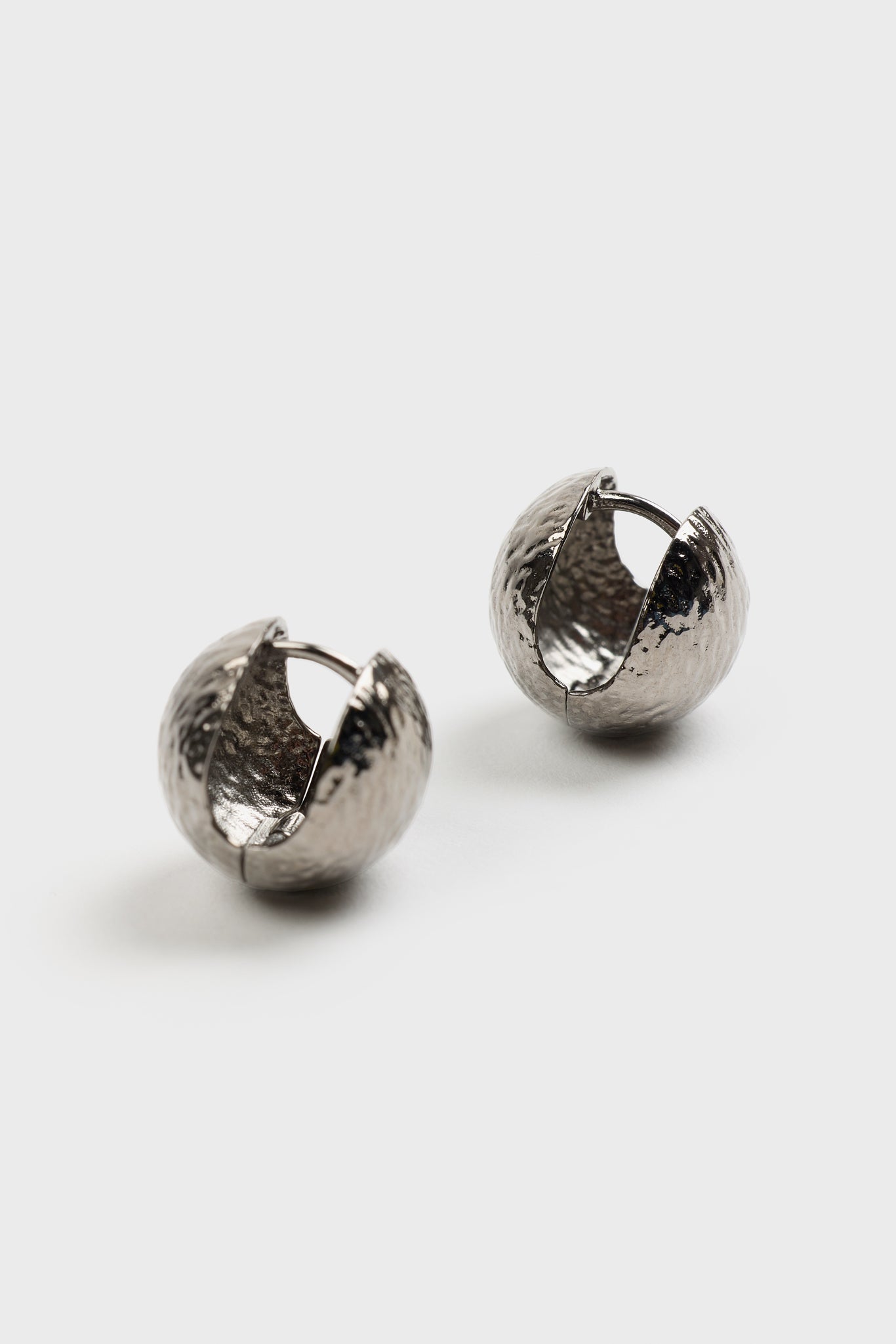Black silver ball stud earrings_1