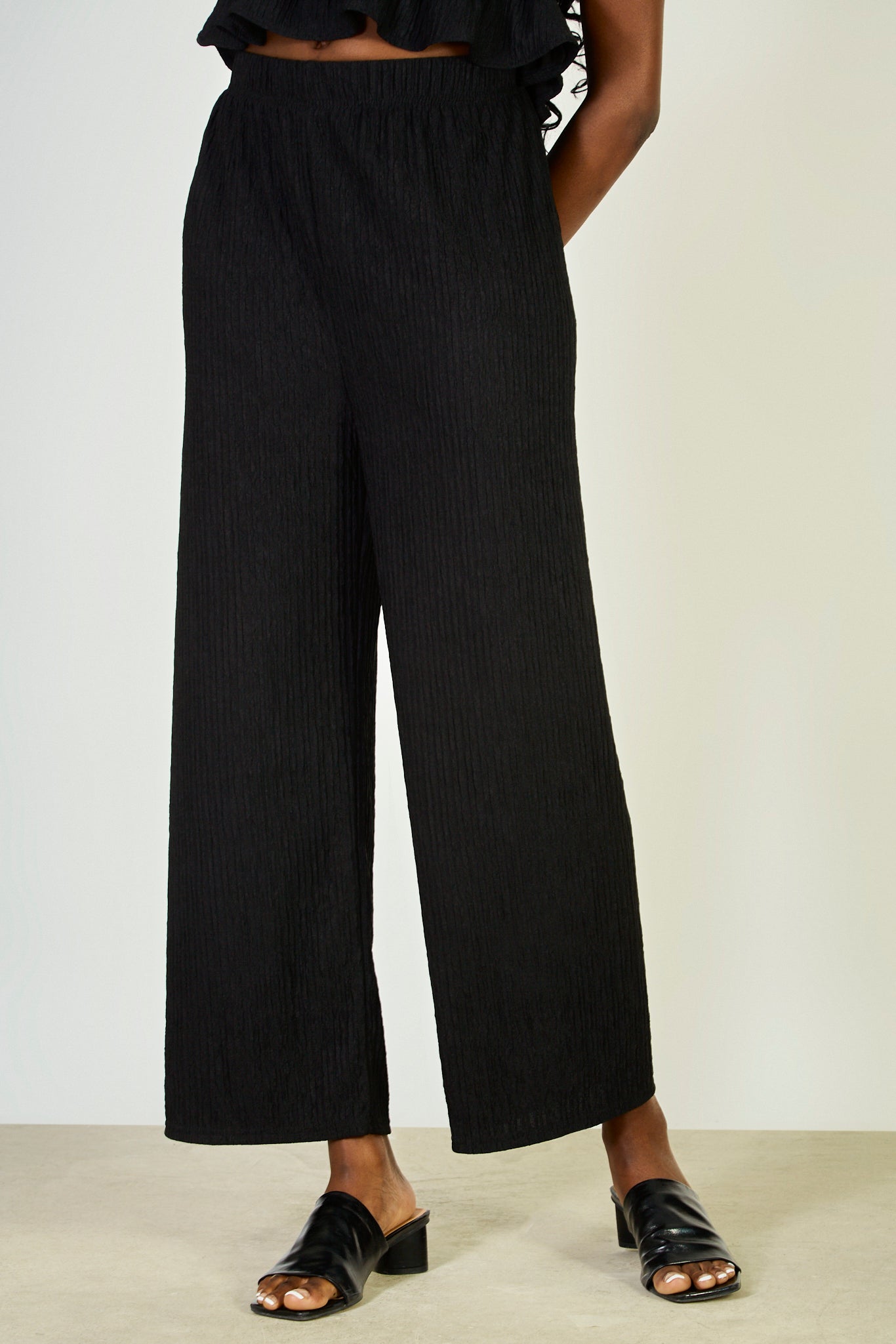 Black textured crinkle trousers_1
