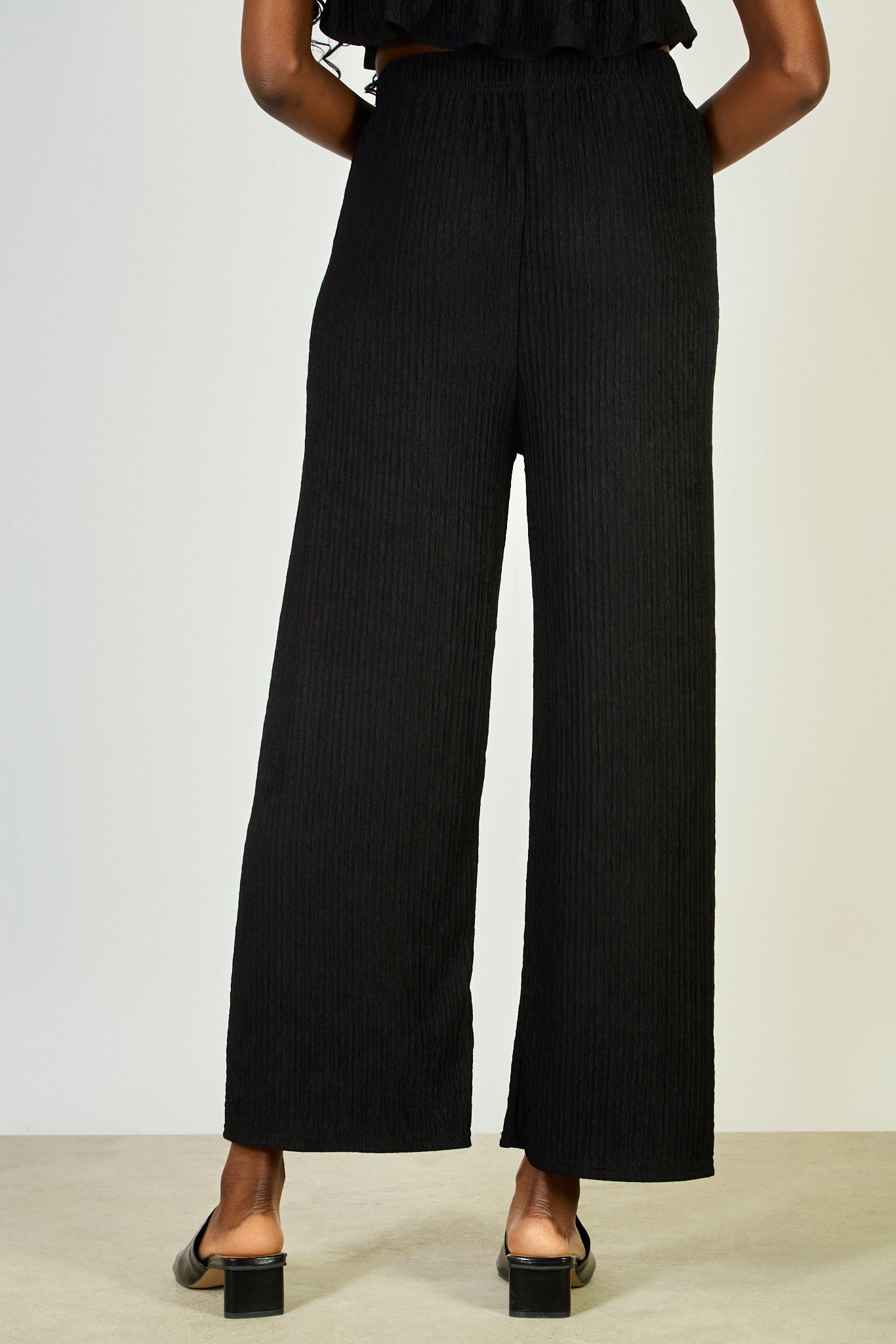 Black textured crinkle trousers_2