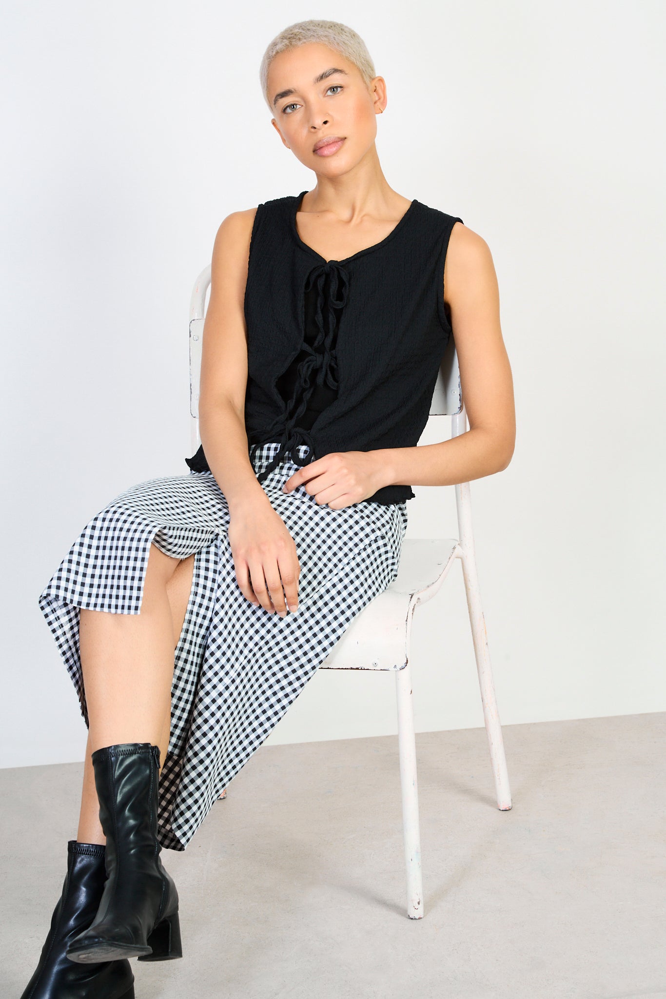 Black textured double tie front tank_5