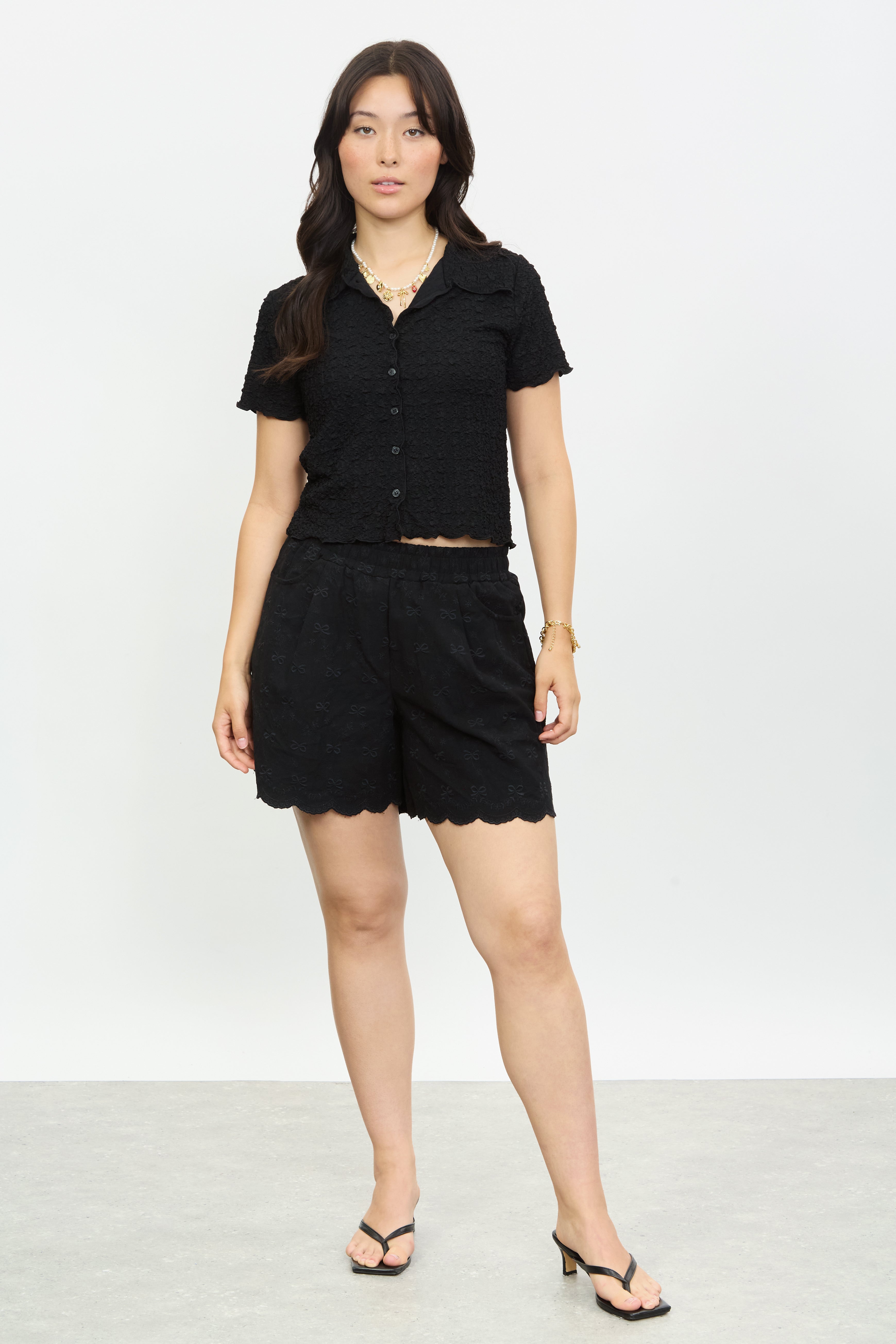 Black textured lettuce trim short sleeve shirt_4