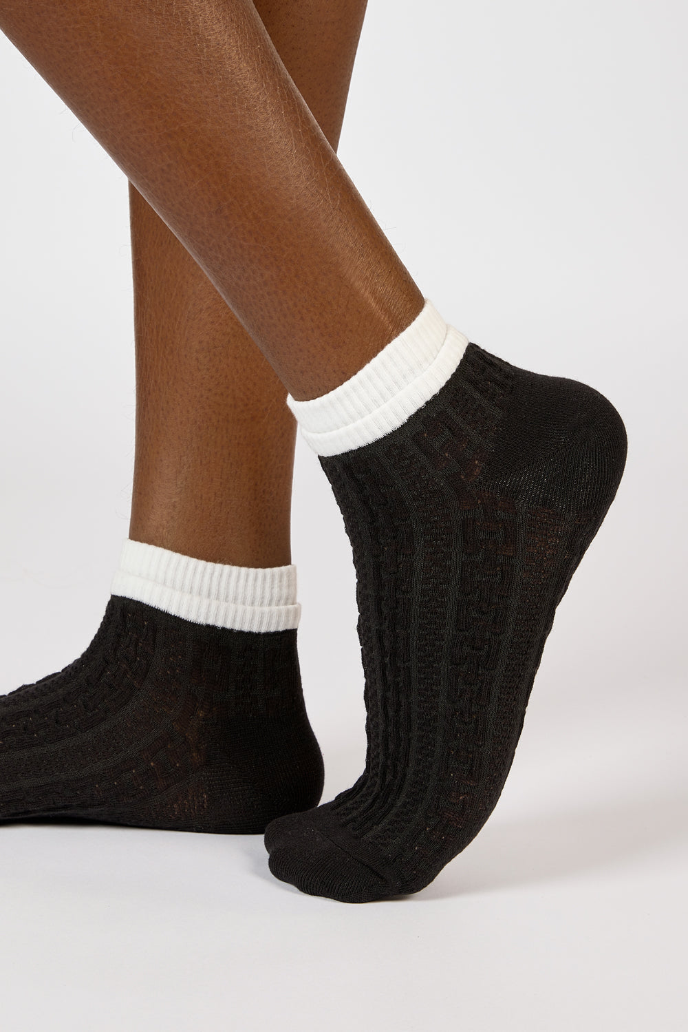 Black textured white trim pop socks_3