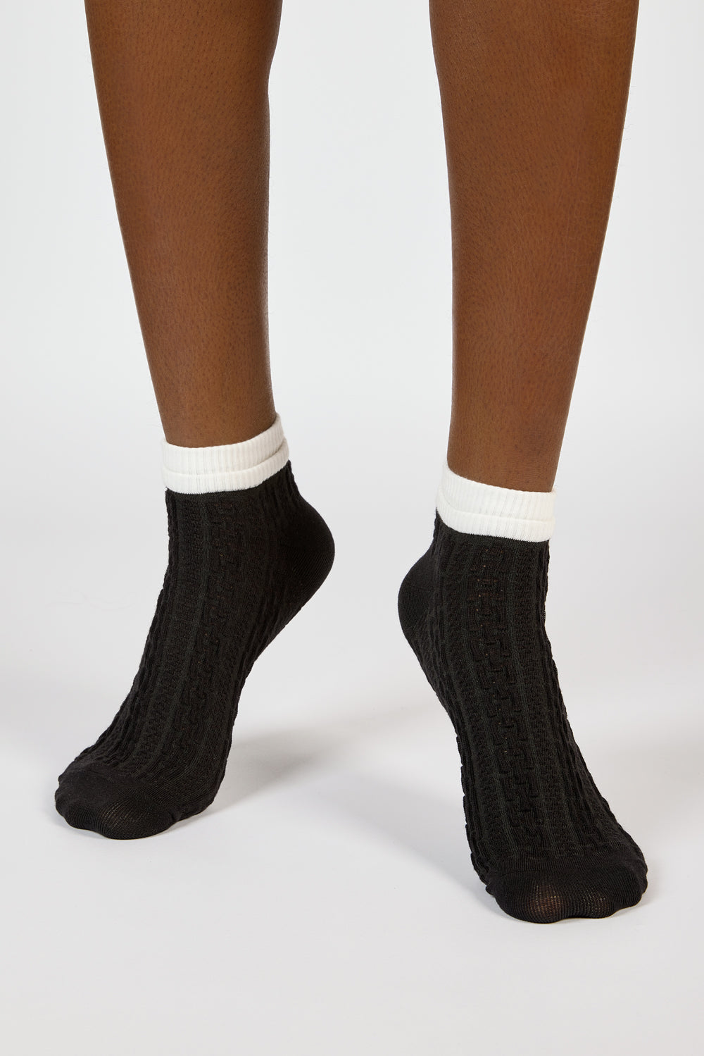 Black textured white trim pop socks_4