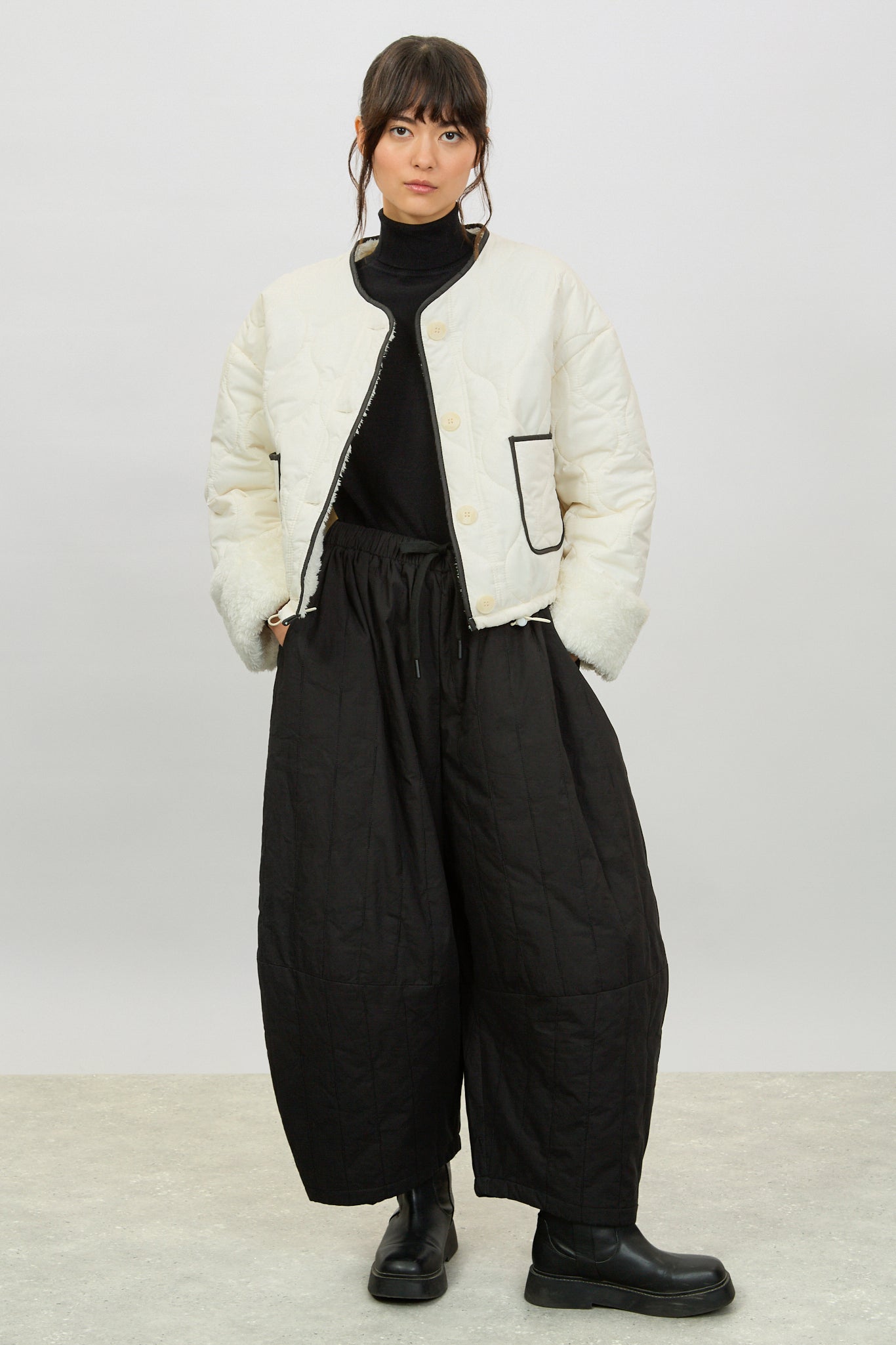 Black thick quilted drawstring waist trousers_4
