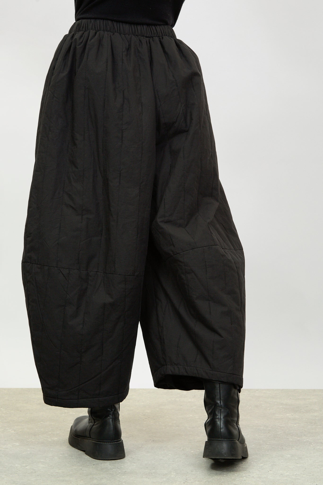 Black thick quilted drawstring waist trousers_2