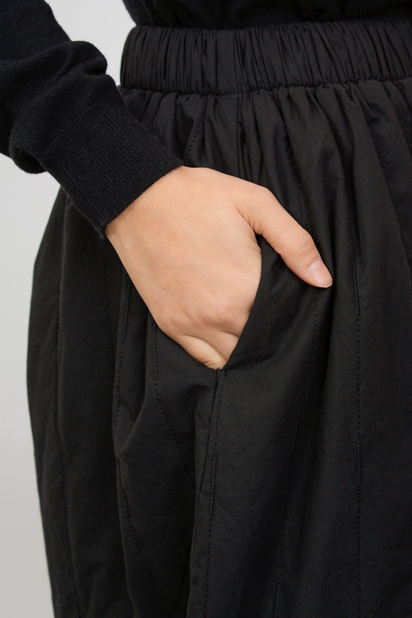 Black thick quilted drawstring waist trousers_3