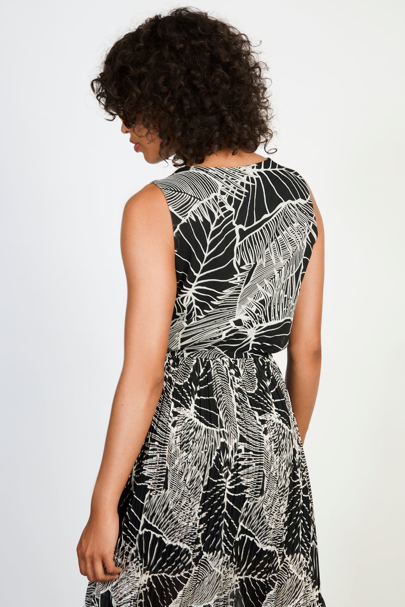 Black tropical floral print silky micro pleat maxi dress_3