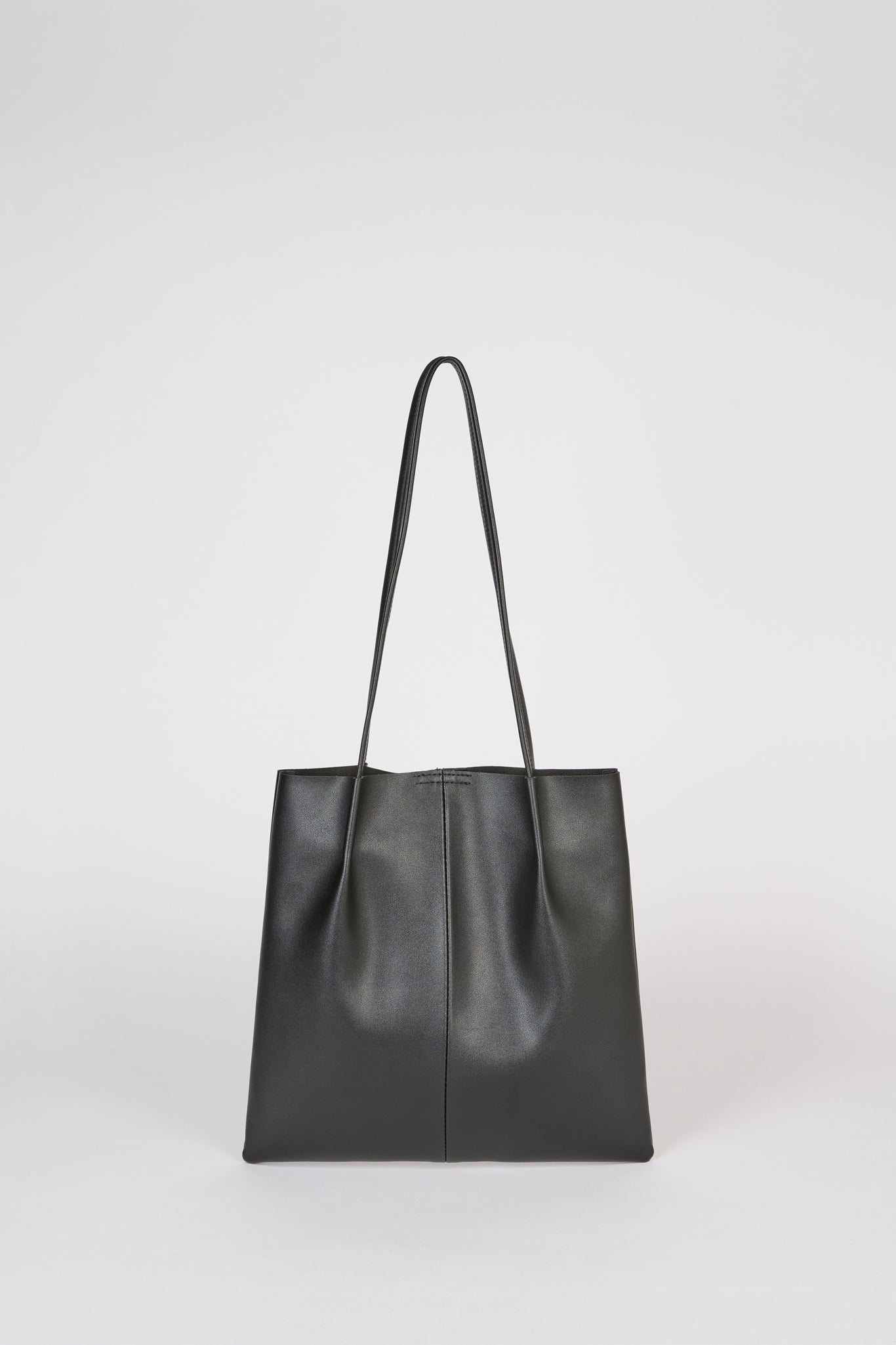 Black vegan leather pinched strap tote bag_2