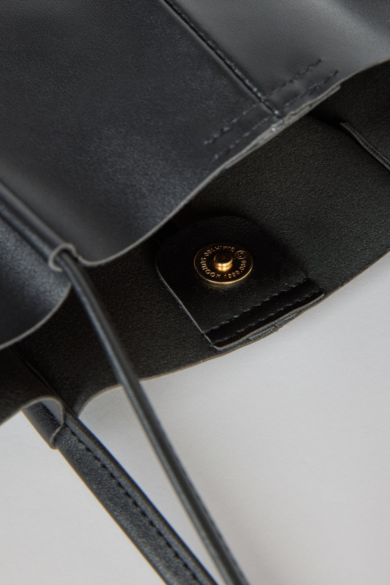 Black vegan leather pinched strap tote bag_4