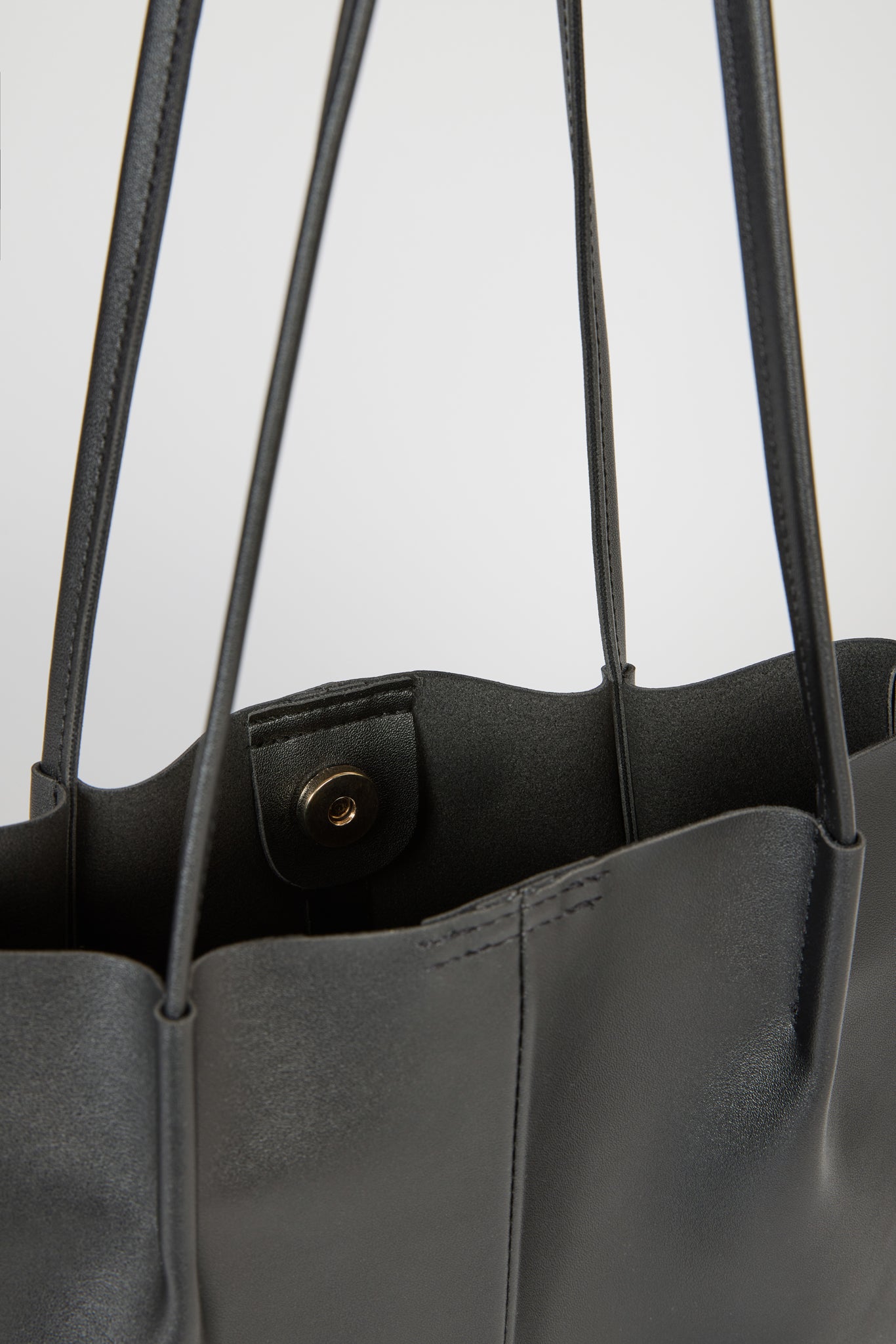 Black vegan leather pinched strap tote bag_5