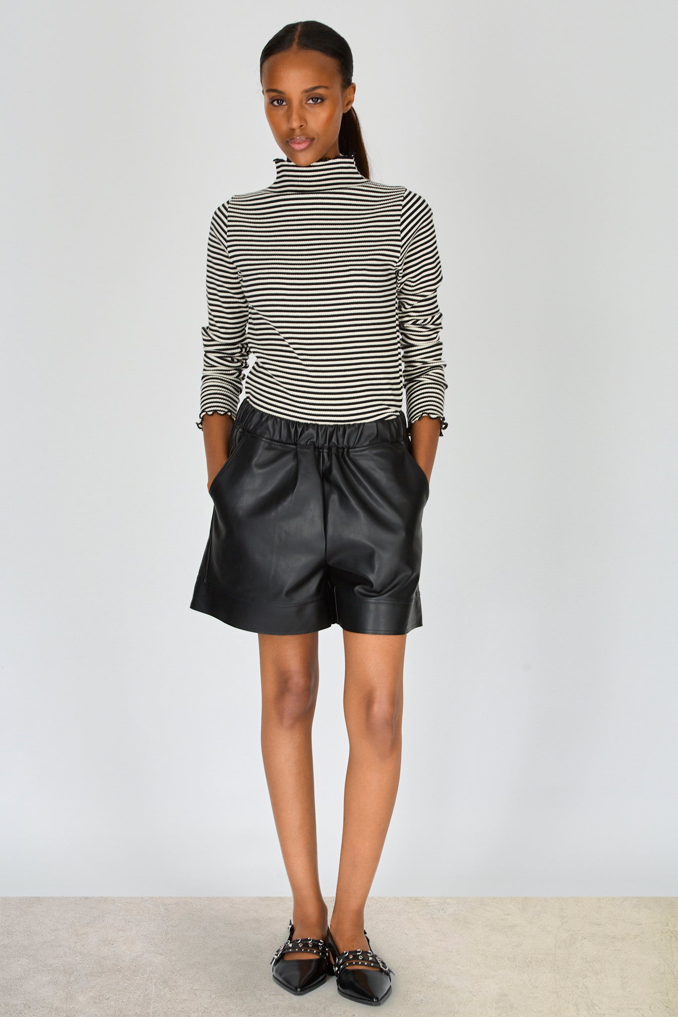 Black vegan leather ruched waist shorts_4