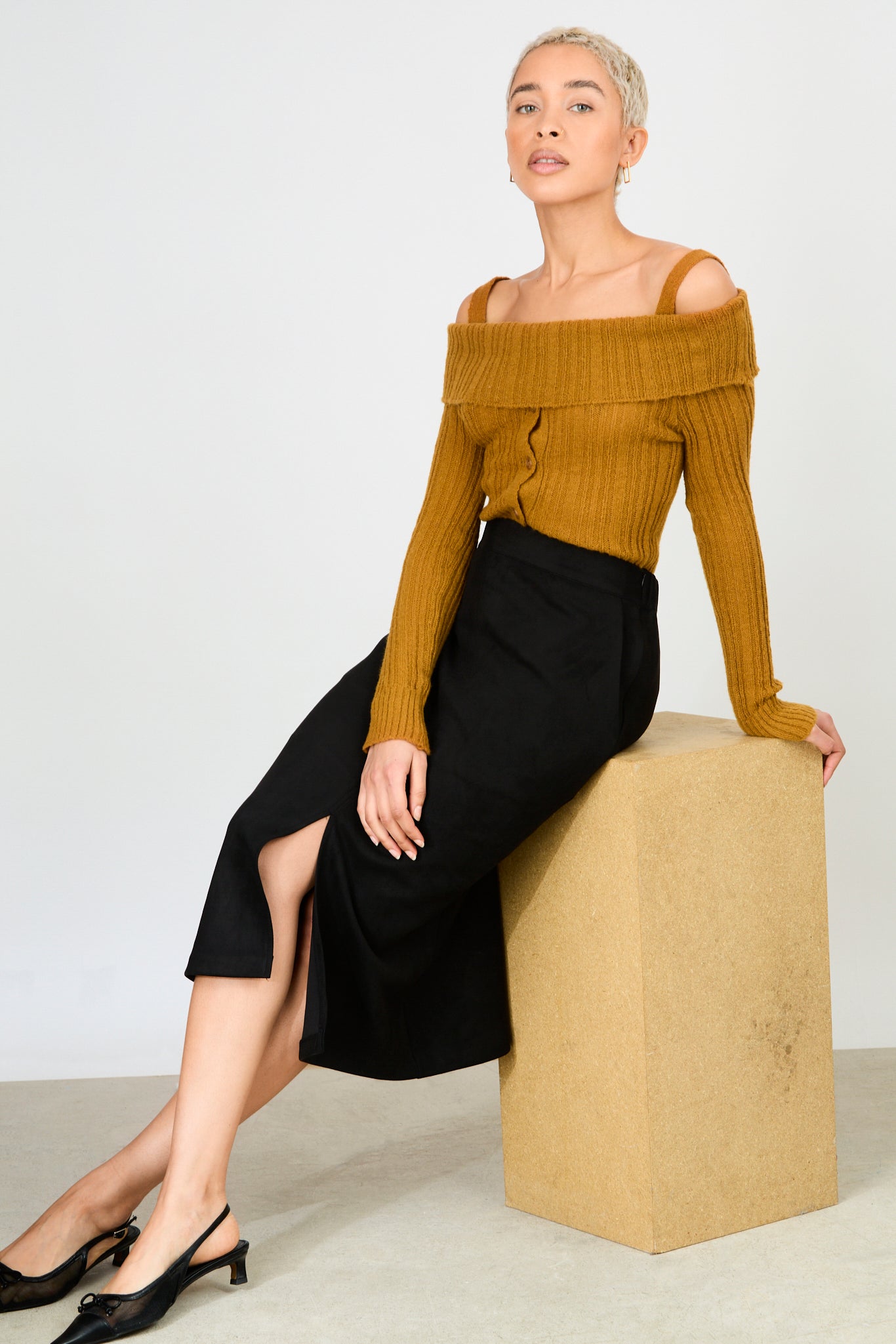 Black vegan suede side pocket straight fit skirt_5