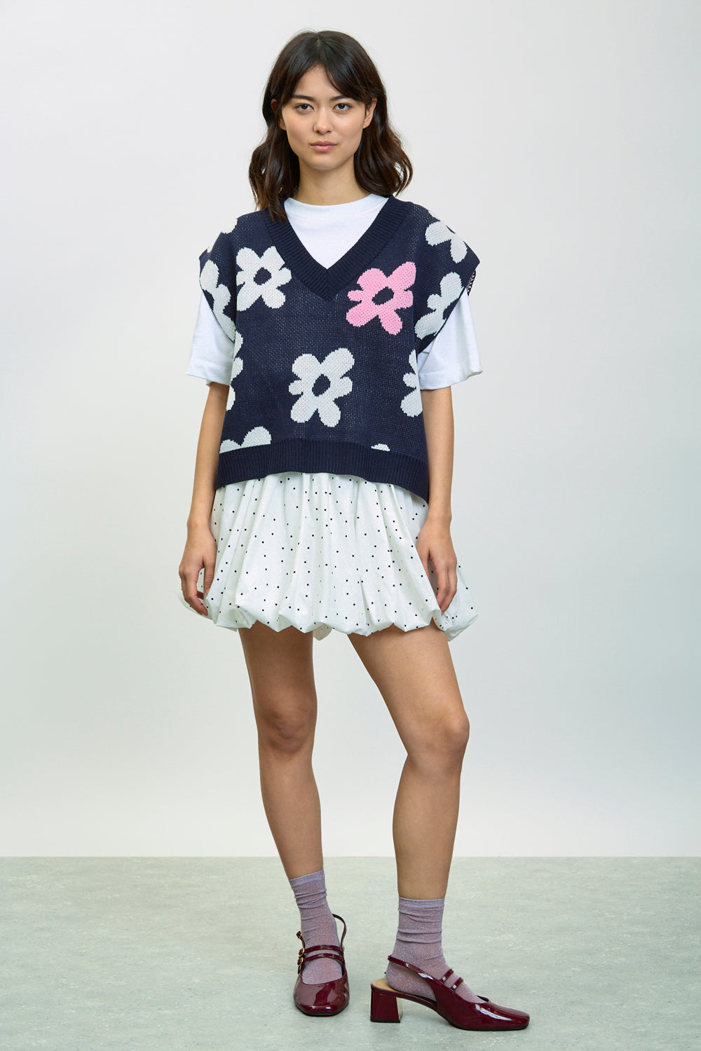 Black white and pop pink graphic floral sweater vest_4