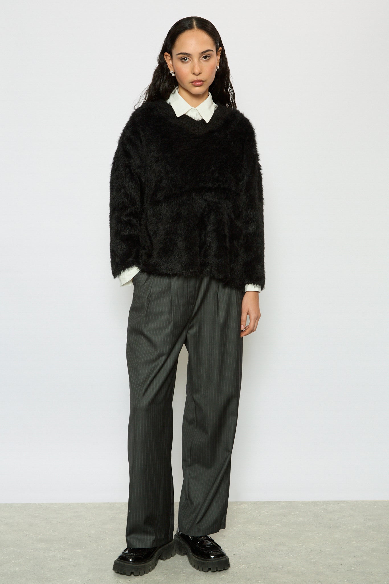 Black wool blend fuzzy V neck jumper_4
