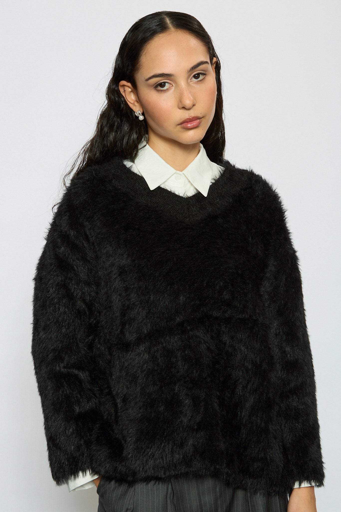 Black wool blend fuzzy V neck jumper_1