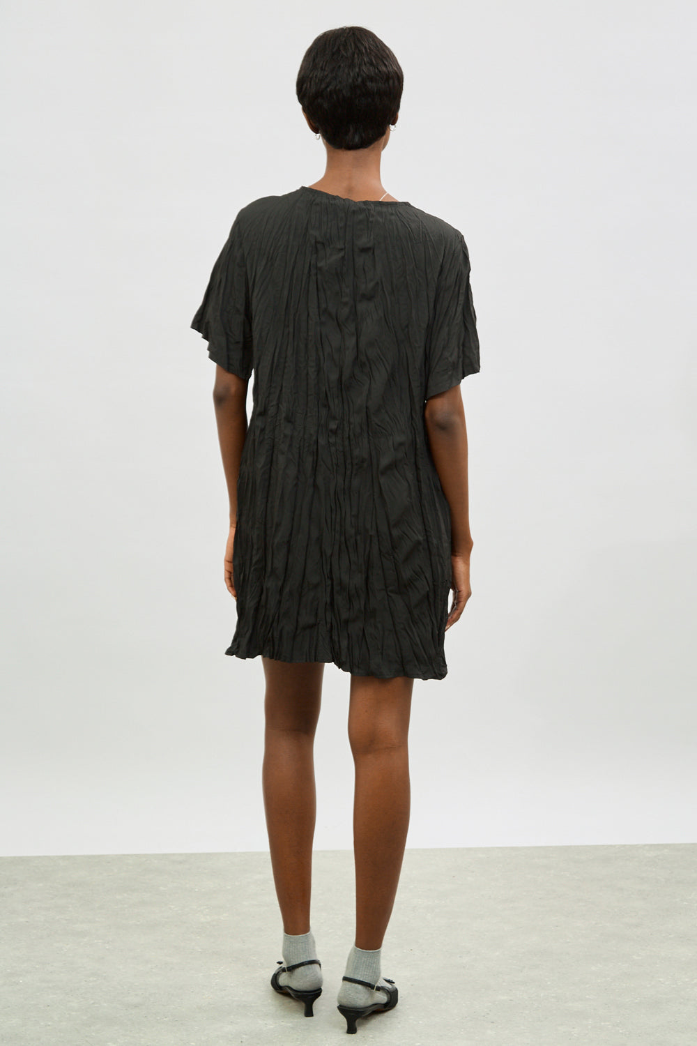 Black wrinkled simple short sleeved dress_2