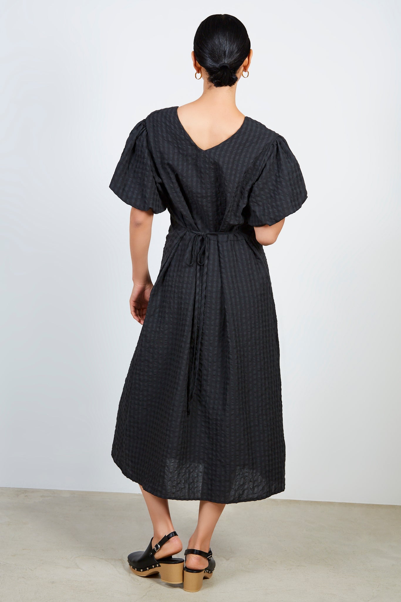Black and grey gingham puff sleeve dress_2