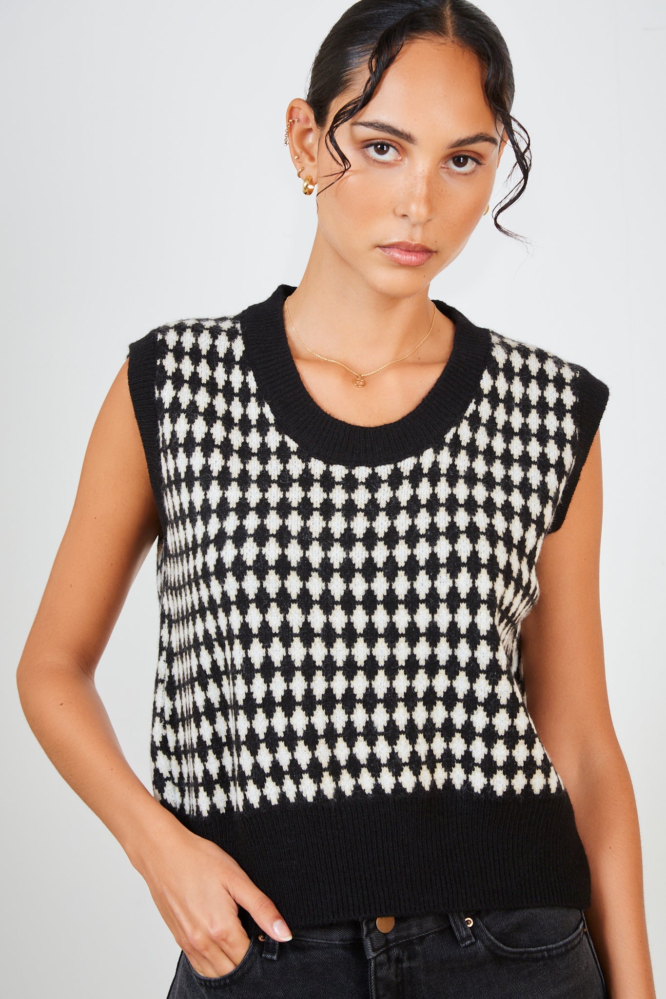 Black and white diamond print sweater vest_1