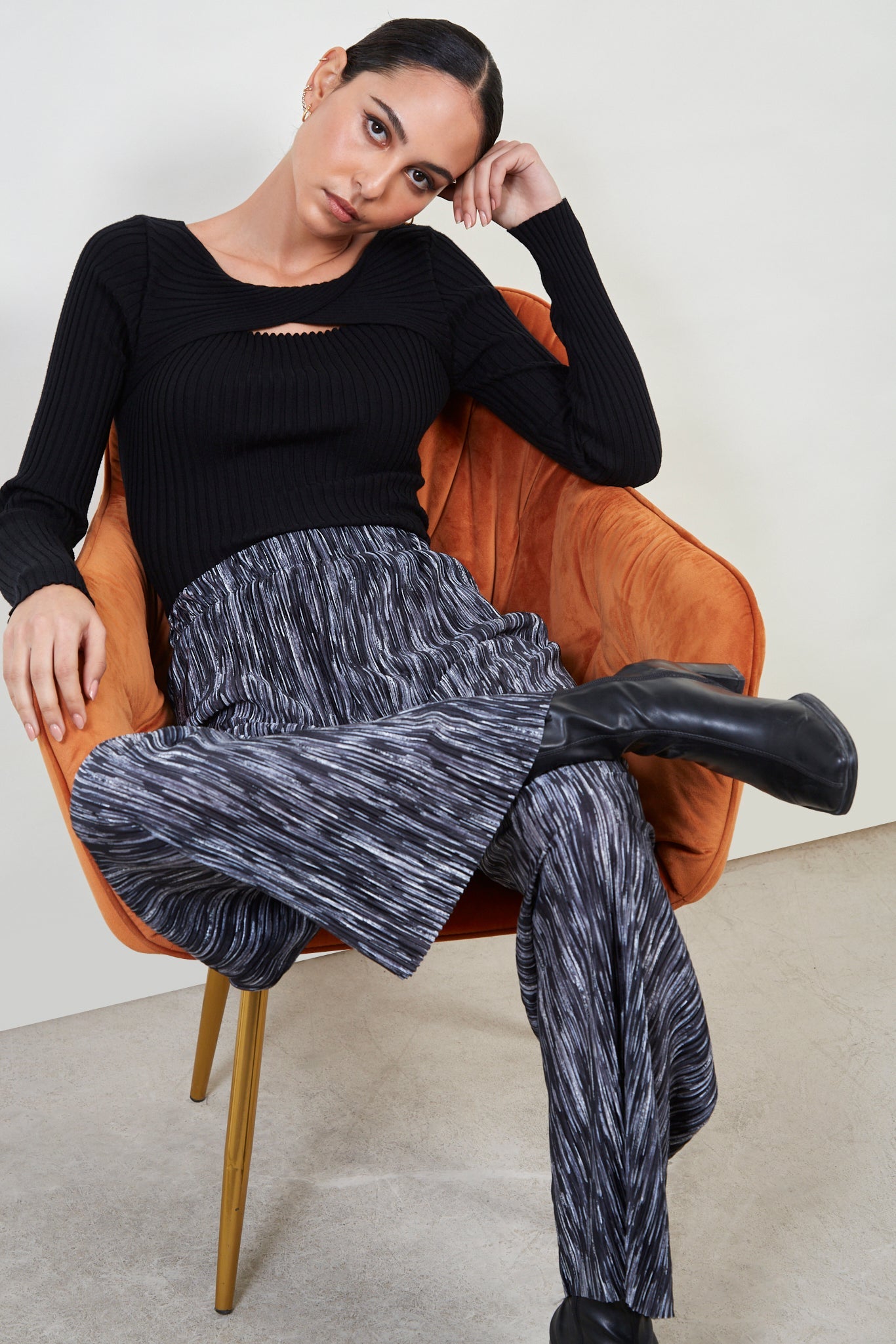 Black and white lined trousers_5