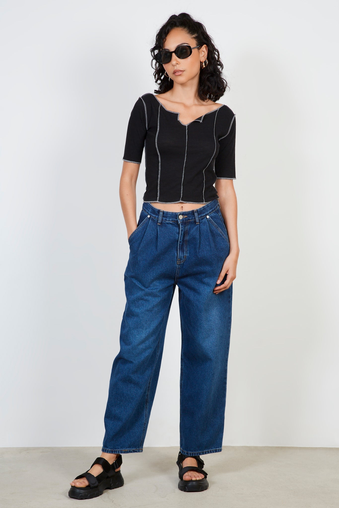 Black and white vertical trim short sleeved top_3