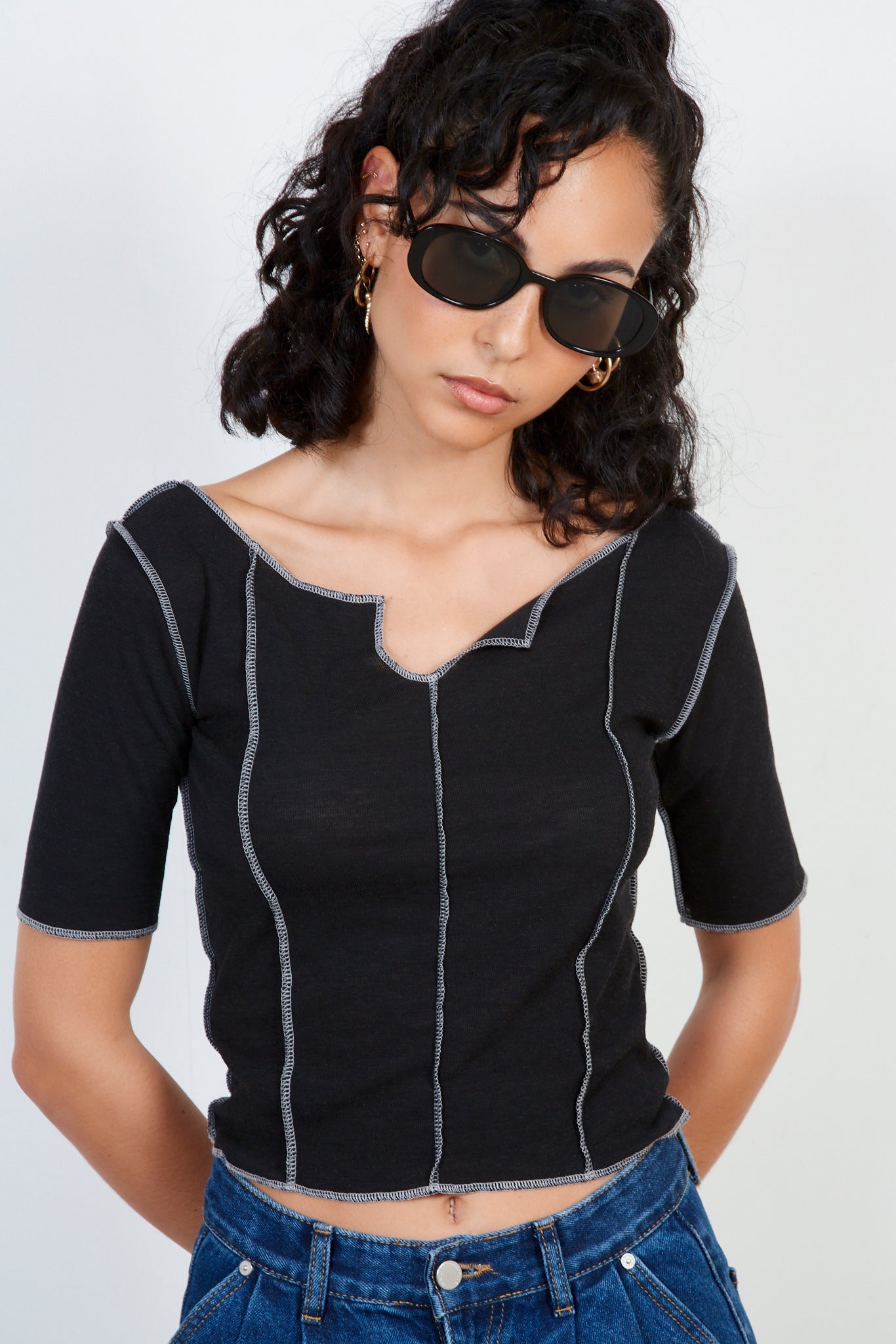 Black and white vertical trim short sleeved top_1