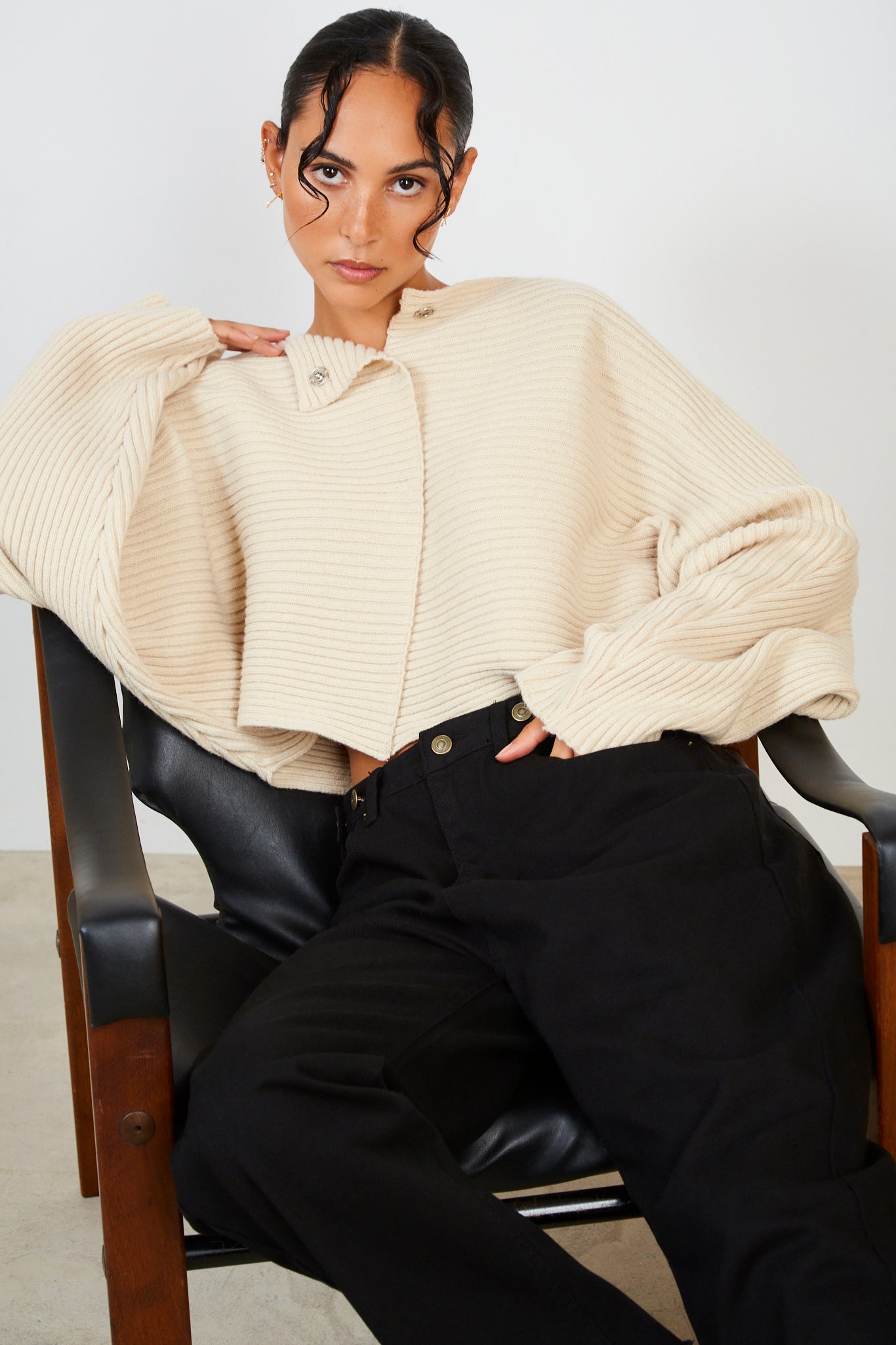 Black button adjustable waist jeans_5