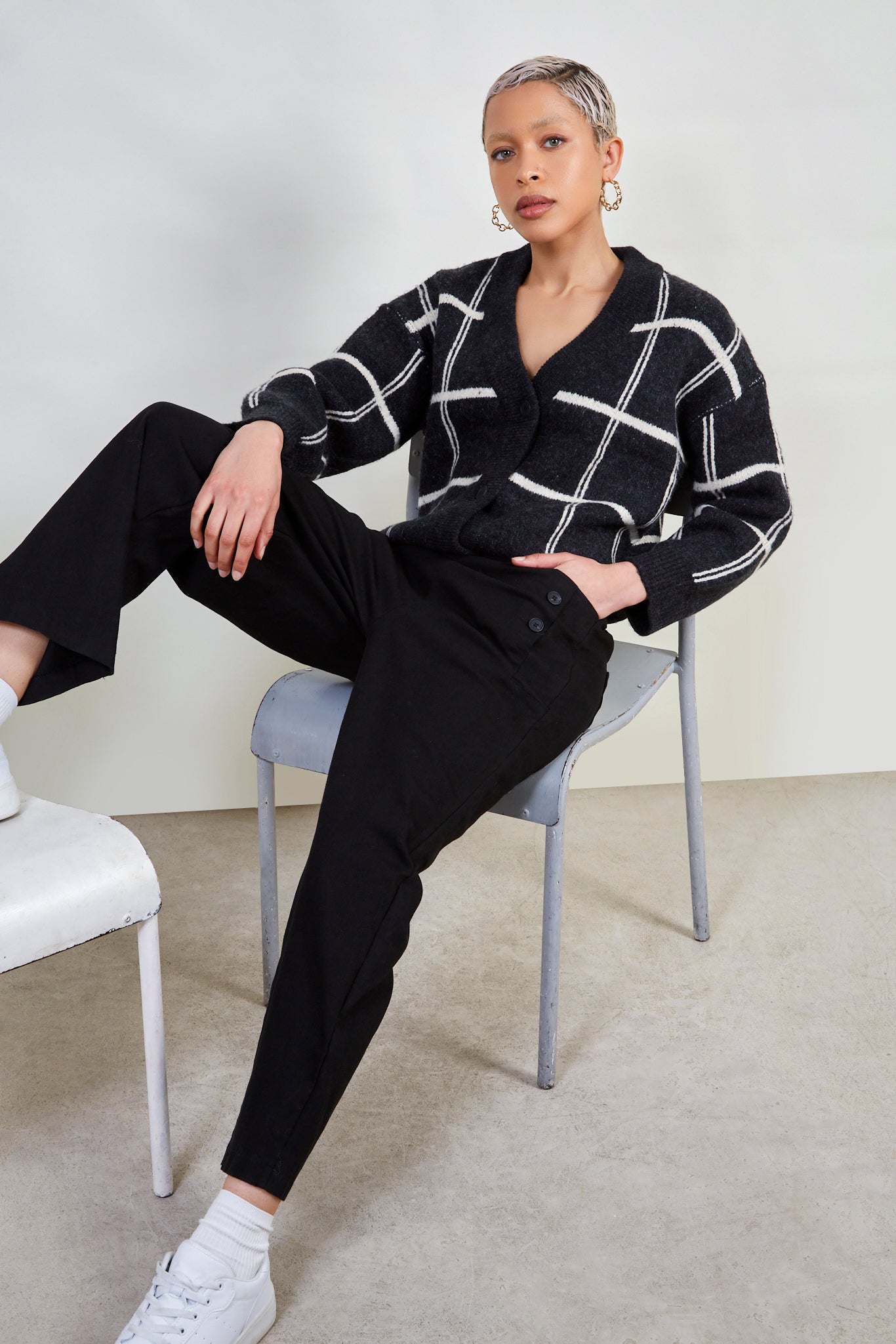 Black button detail wide leg trousers_5