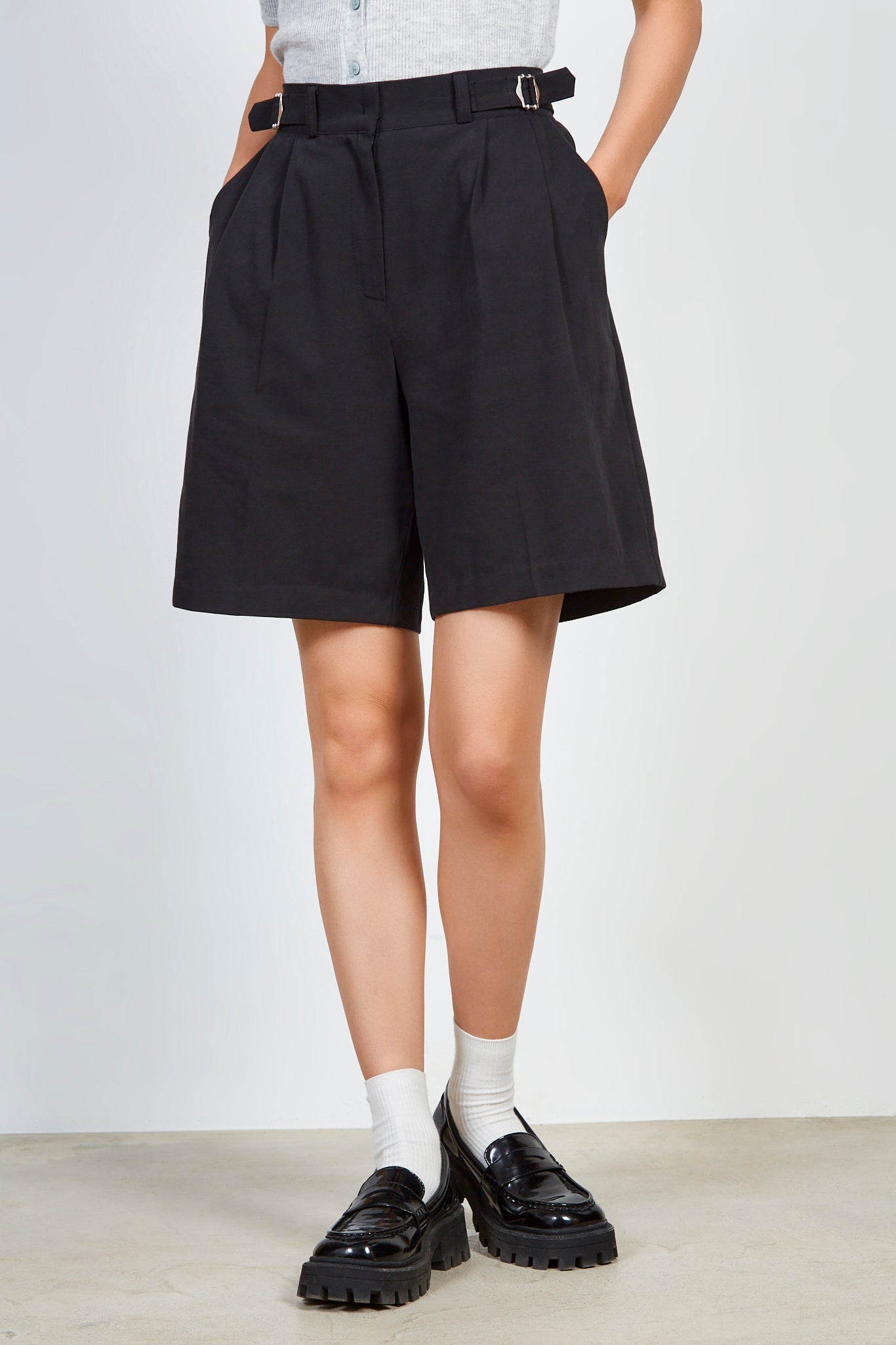 Black cinch waist tailored shorts_1