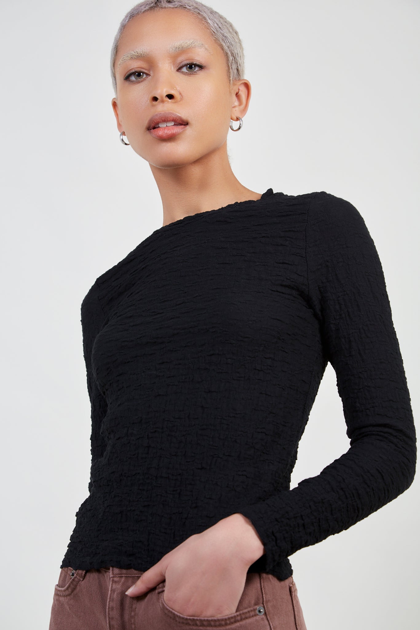 Black crinkled fitted tee_1