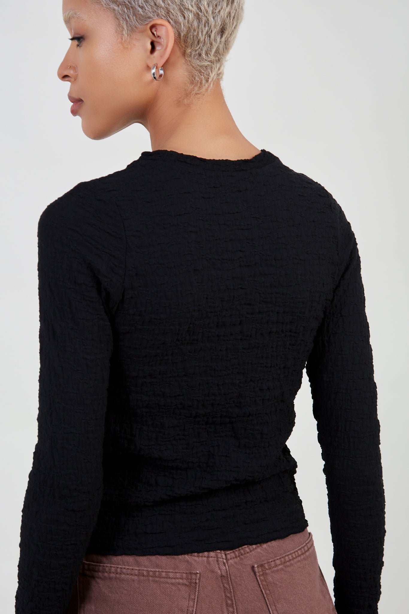 Black crinkled fitted tee_4