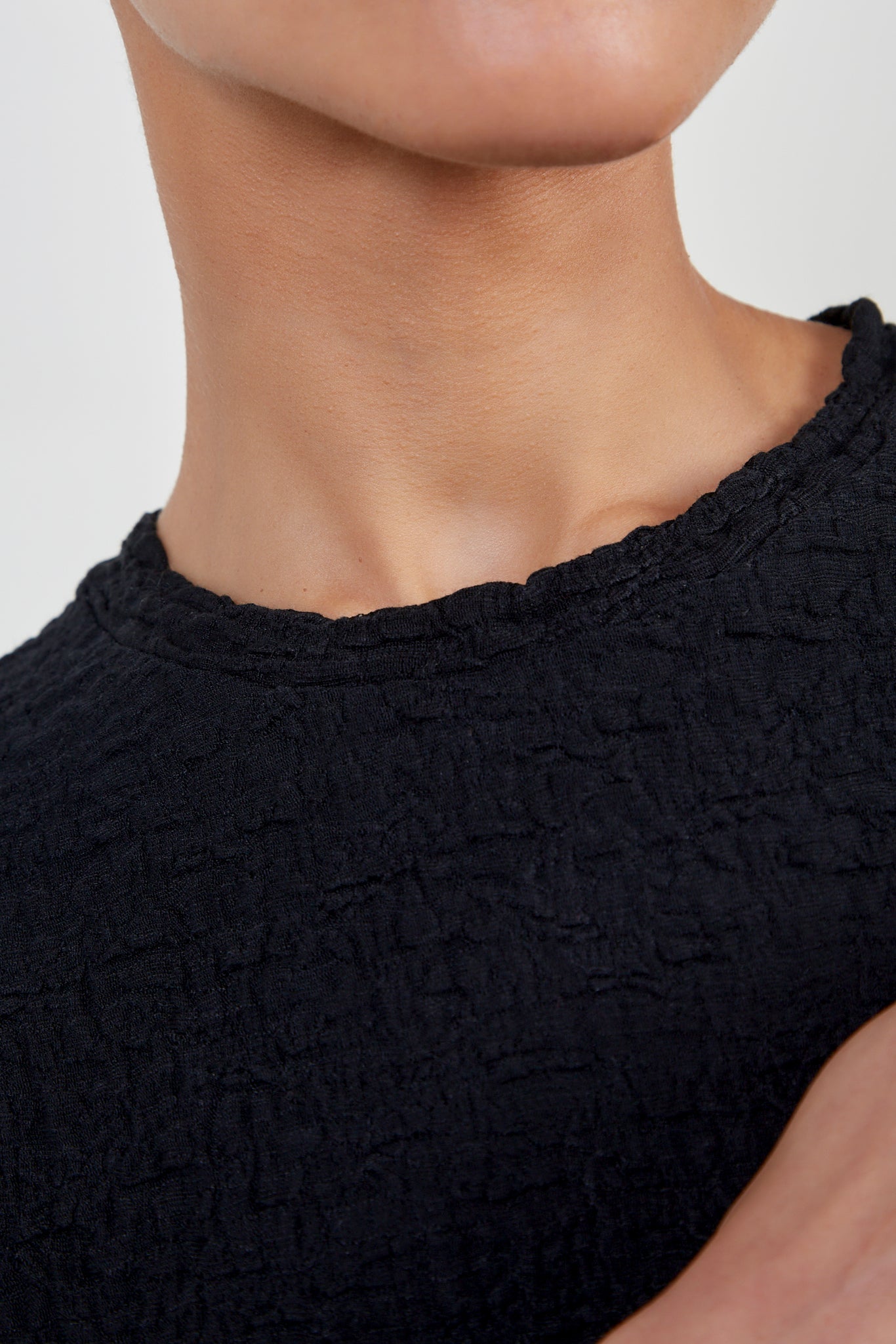 Black crinkled fitted tee_5