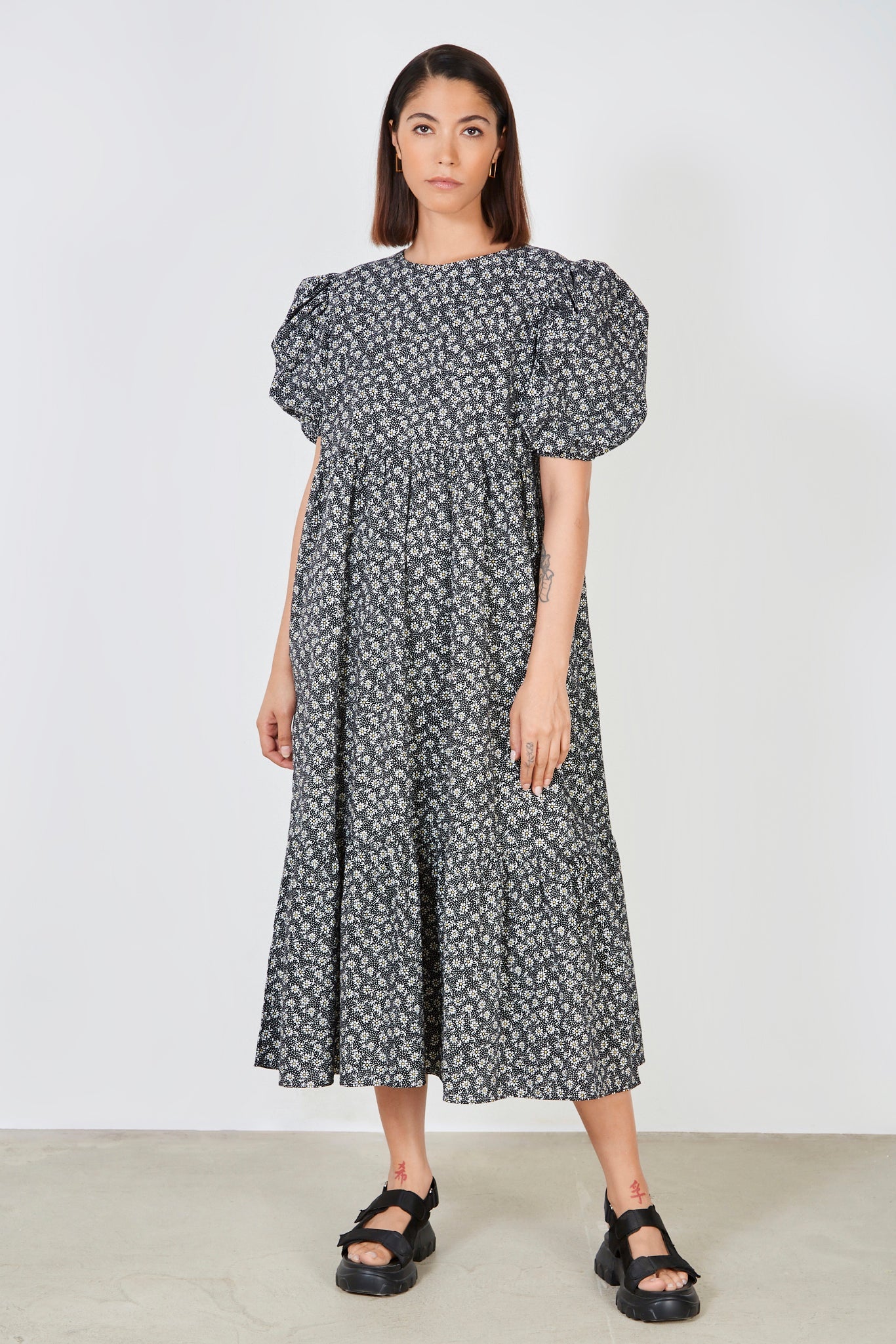 Black daisy print tie back midi dress_1