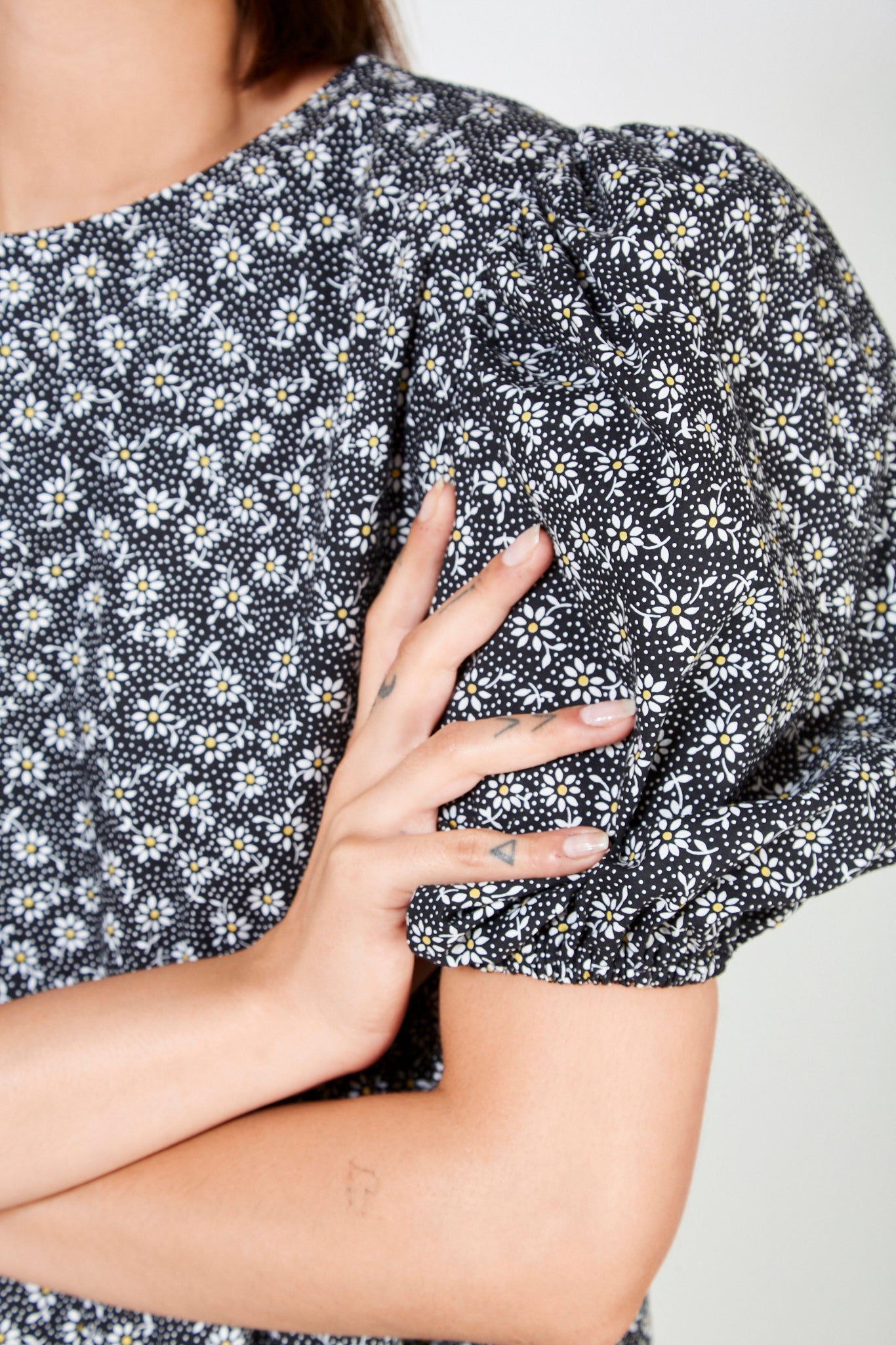 Black daisy print tie back midi dress_4