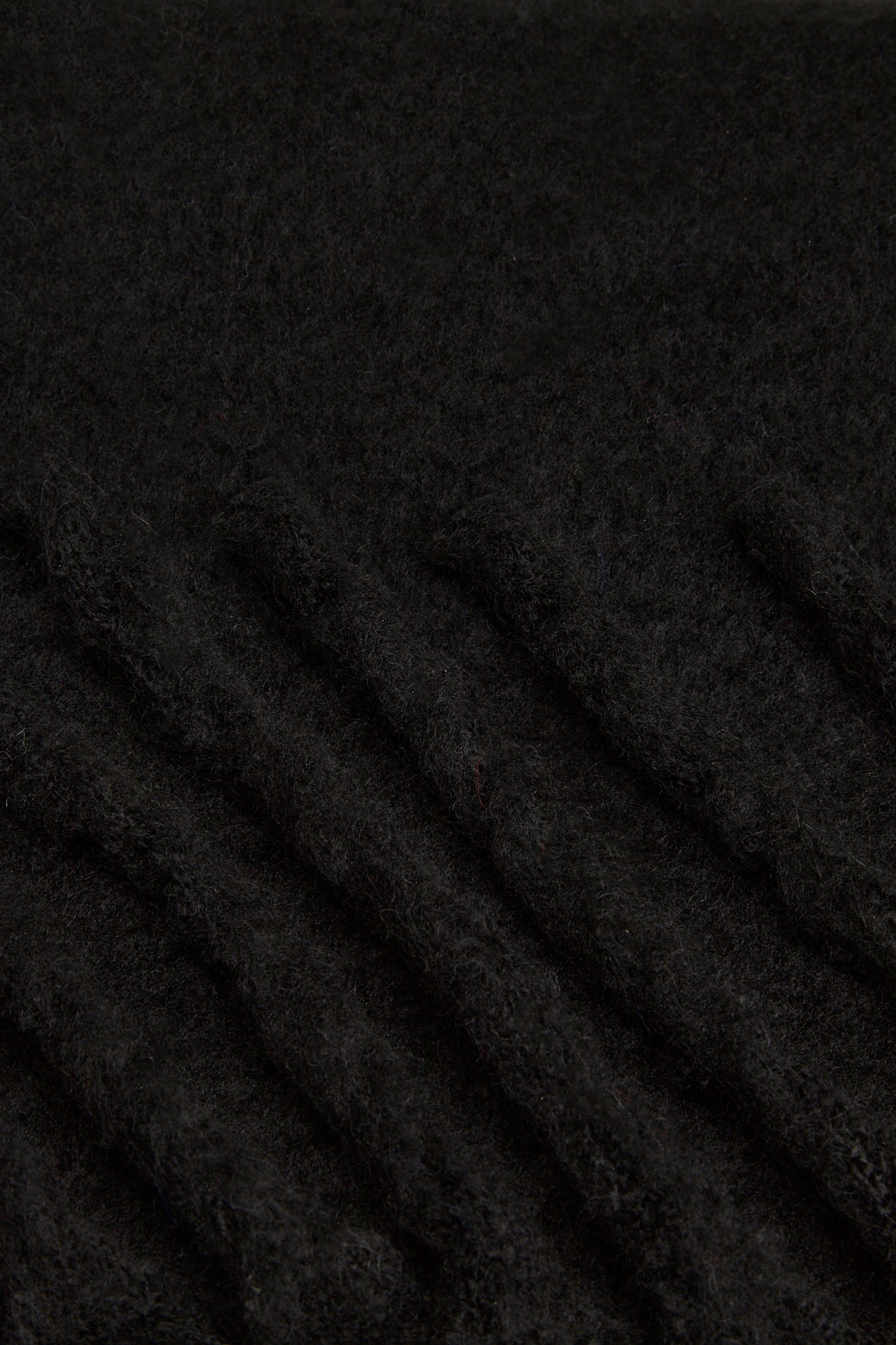 Black wide fuzzy thick scarf_2